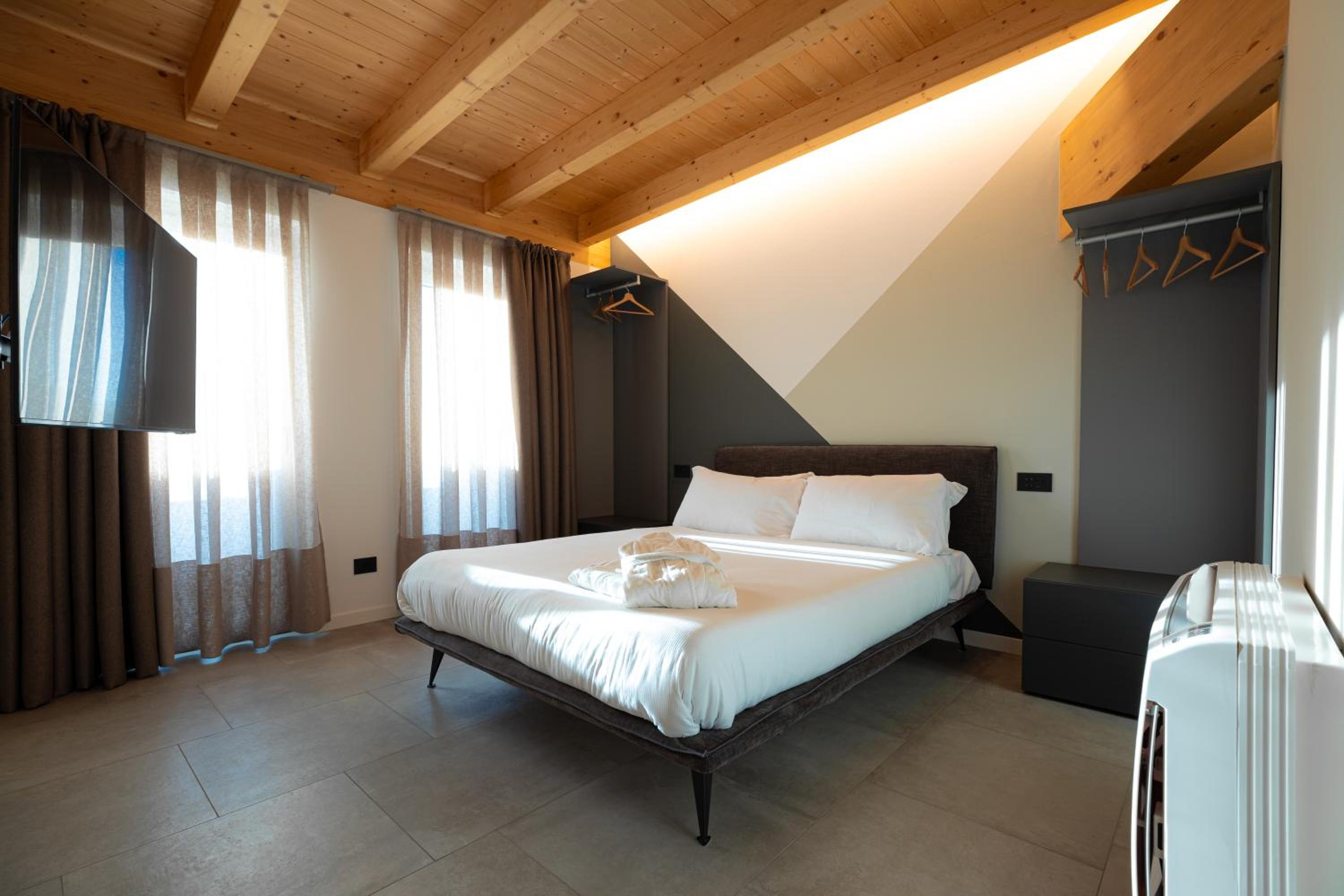 Deluxe Room - Photo 5