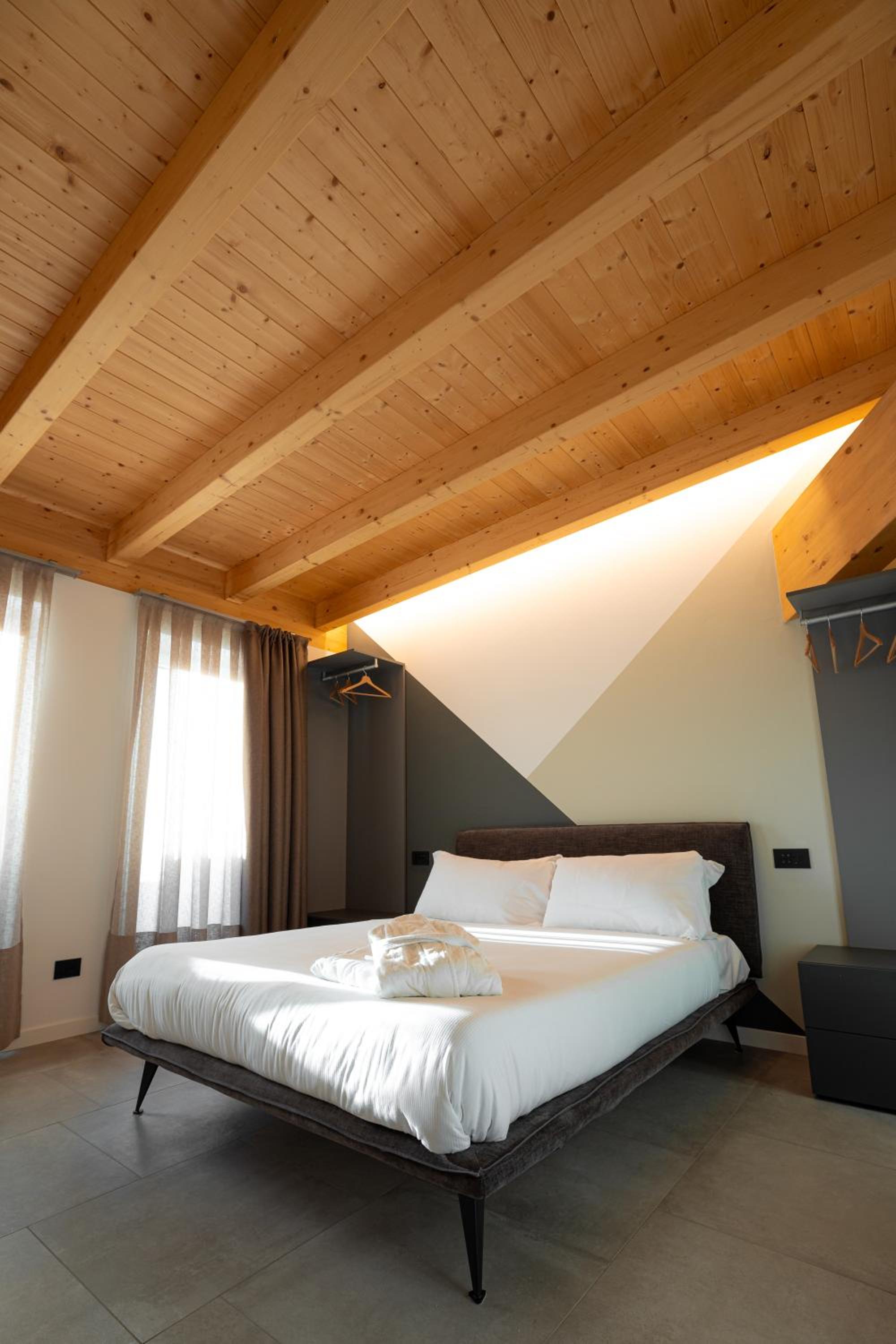 Deluxe Room - Photo 7