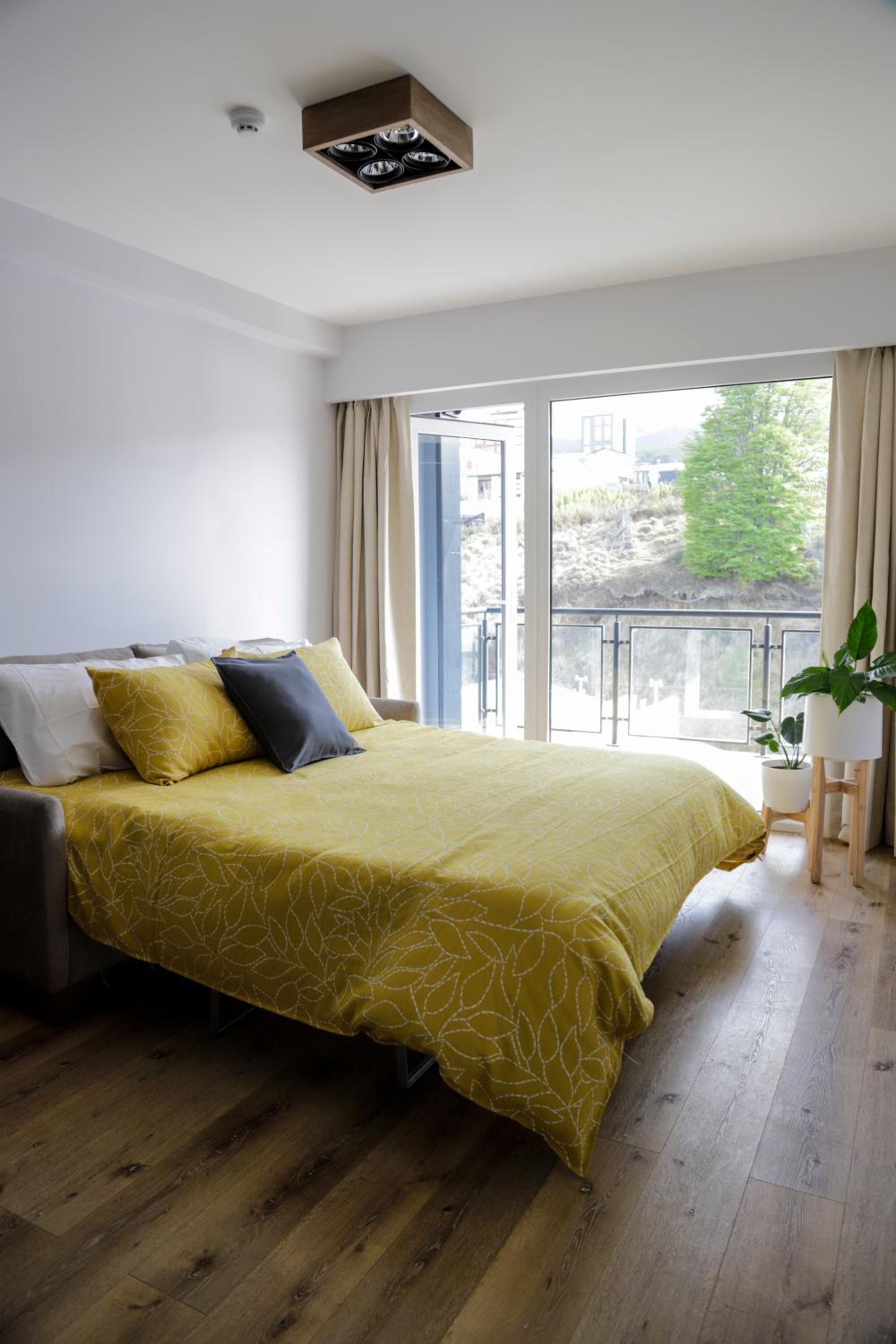 Apartment with Mountain View
