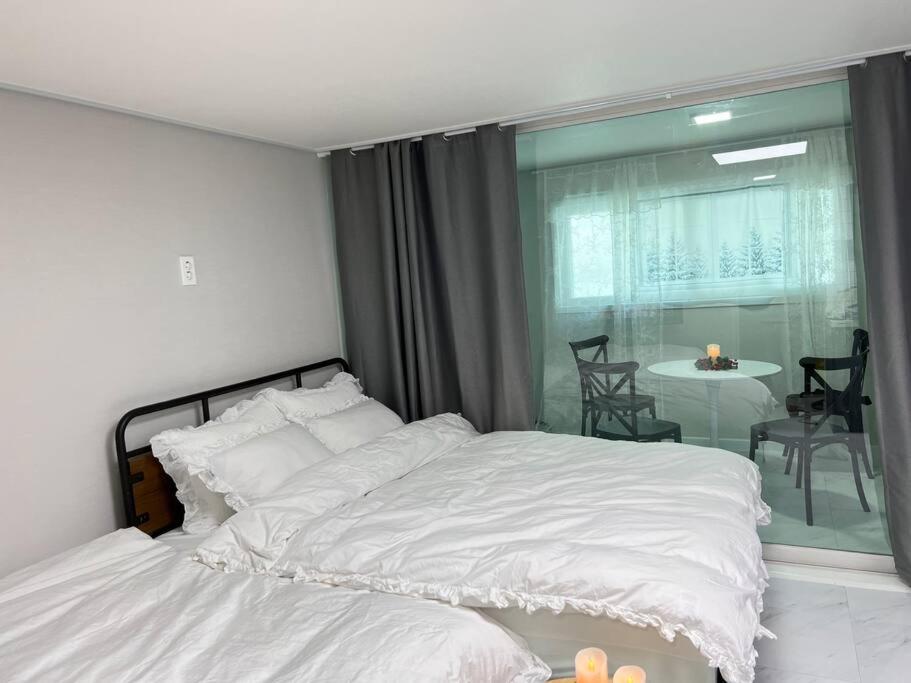 One-Bedroom Apartment photo 1