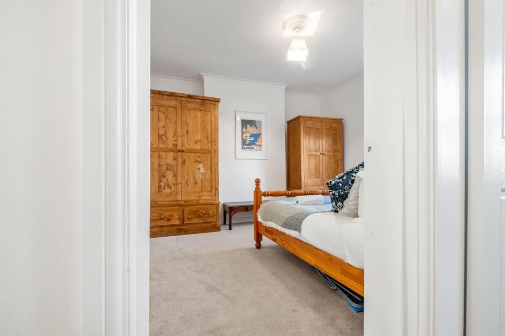 Three-Bedroom Apartment photo 2