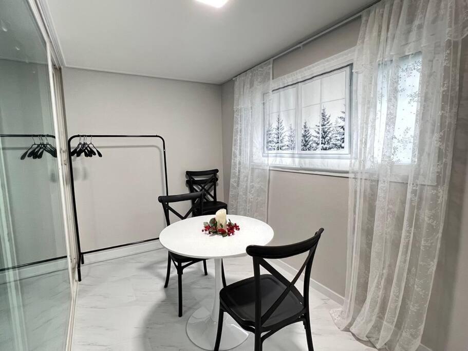 One-Bedroom Apartment photo 2