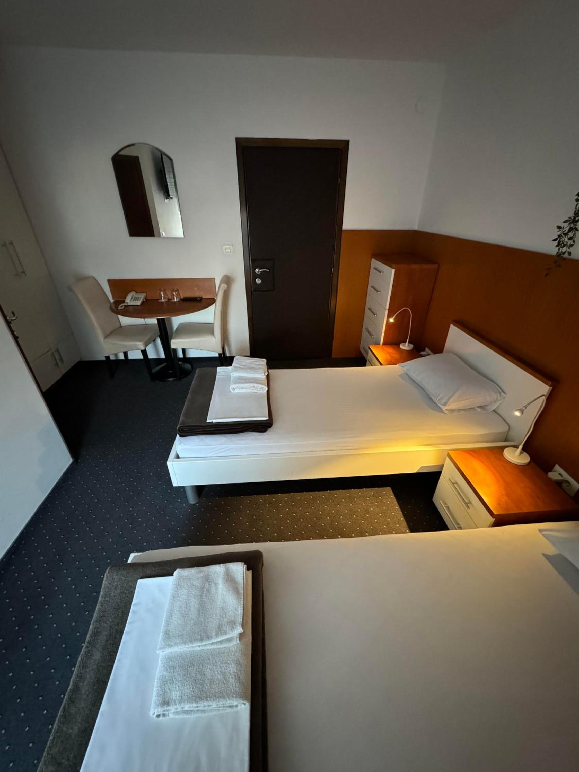Standard Twin Room - Photo 3