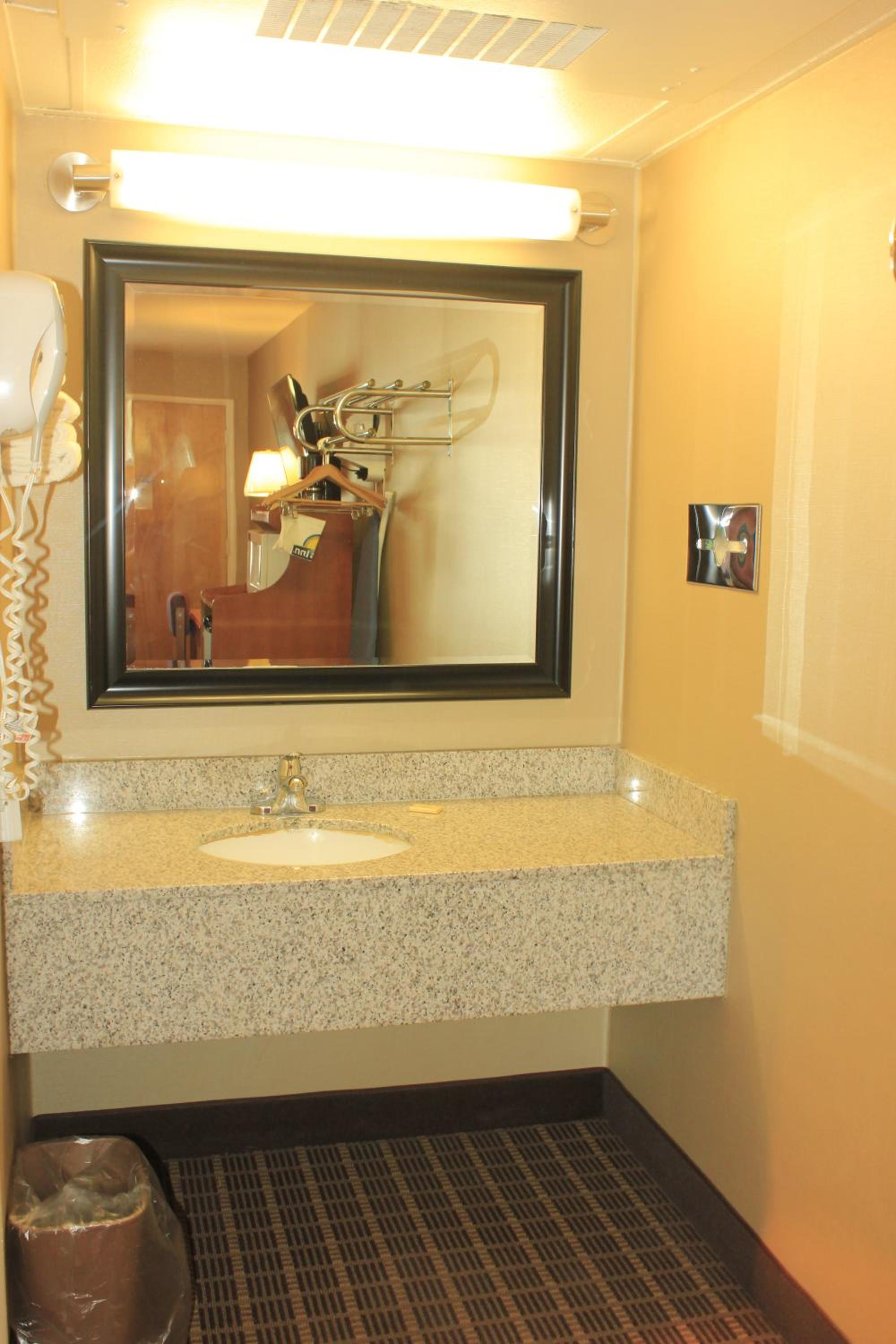 Studio Suite with Three Queen Beds - Non-Smoking - Photo 3