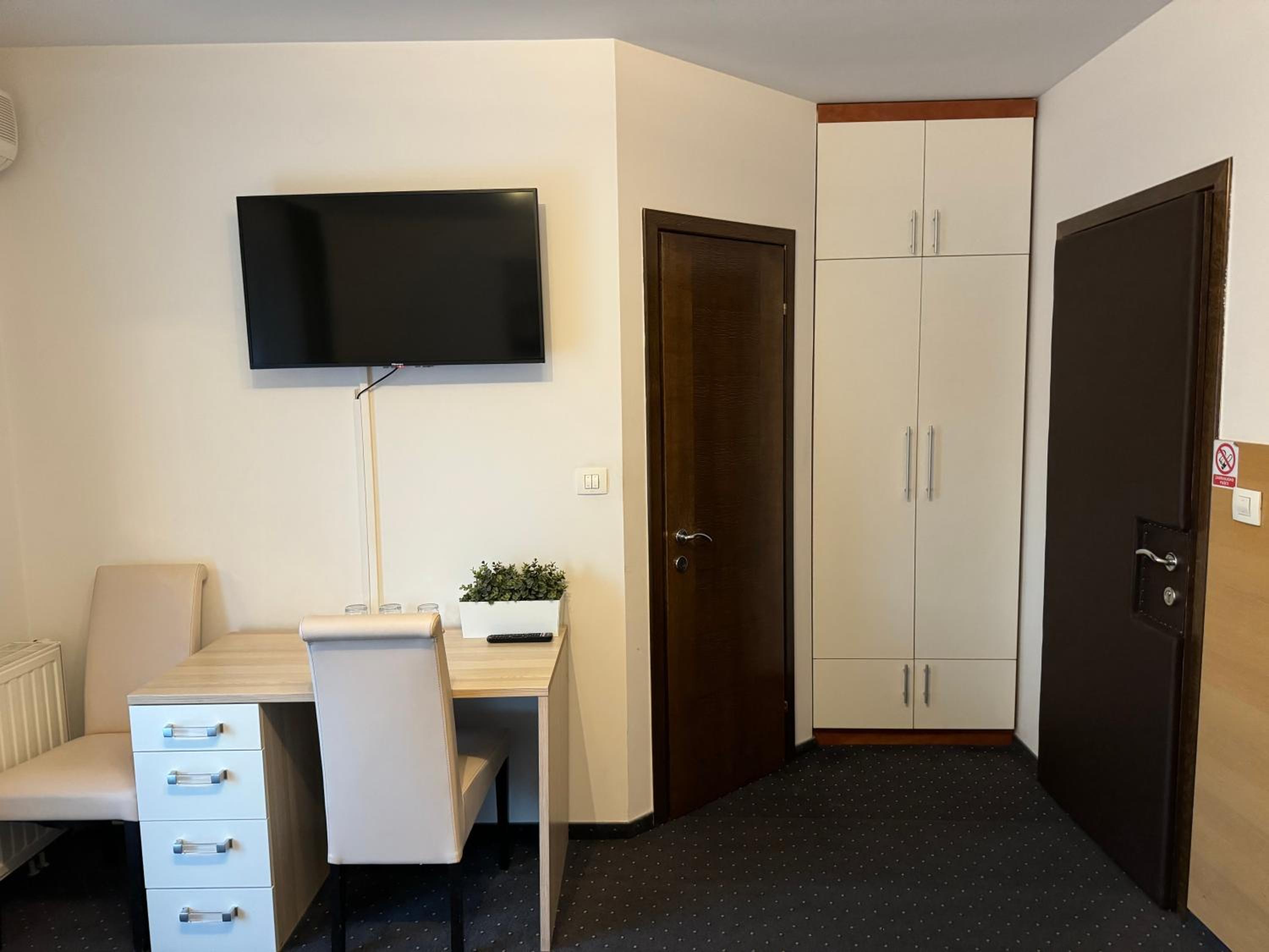 Standard Family Room - Photo 3