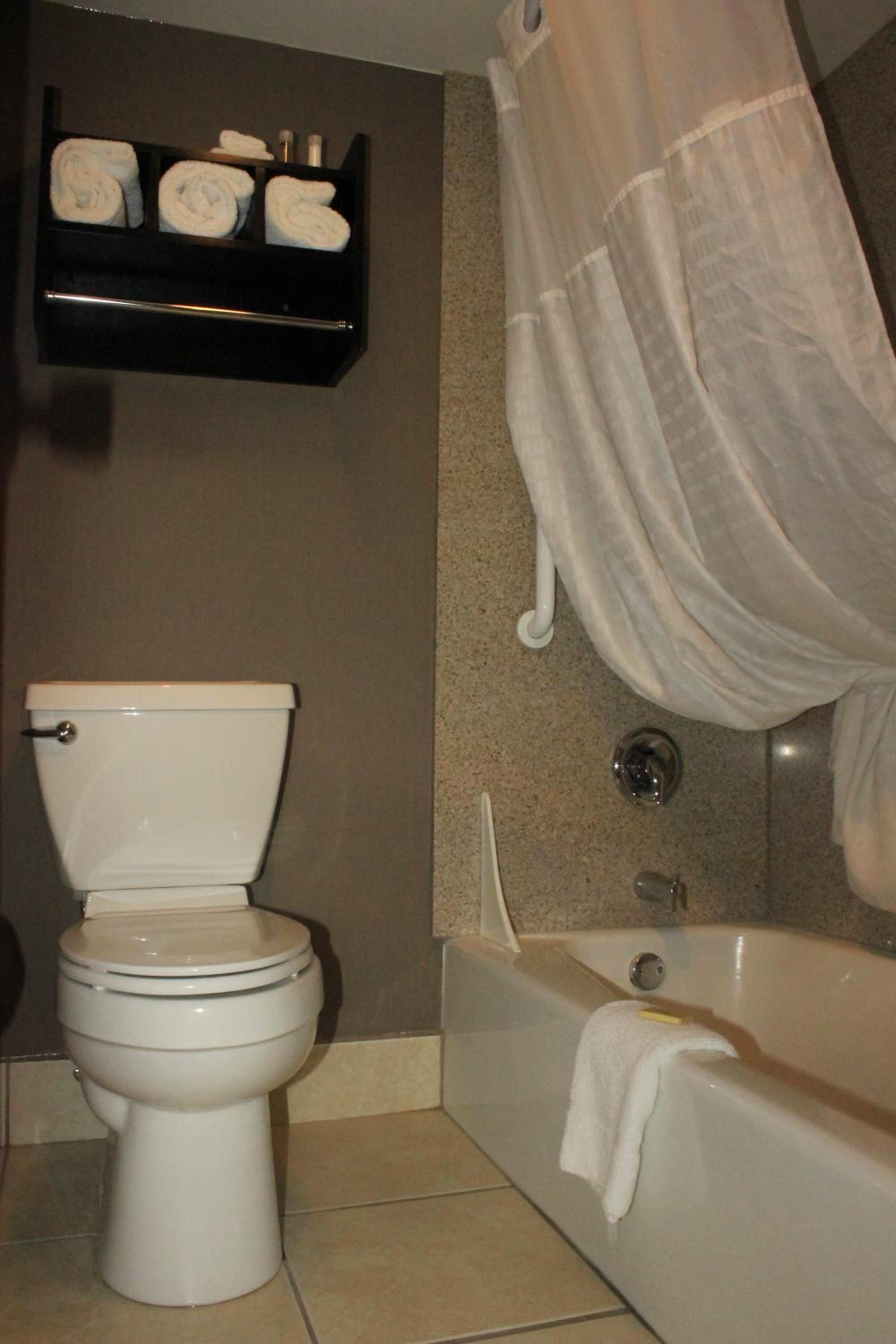 Double Room with Three Double Beds ( 2 Adults) - Photo 2