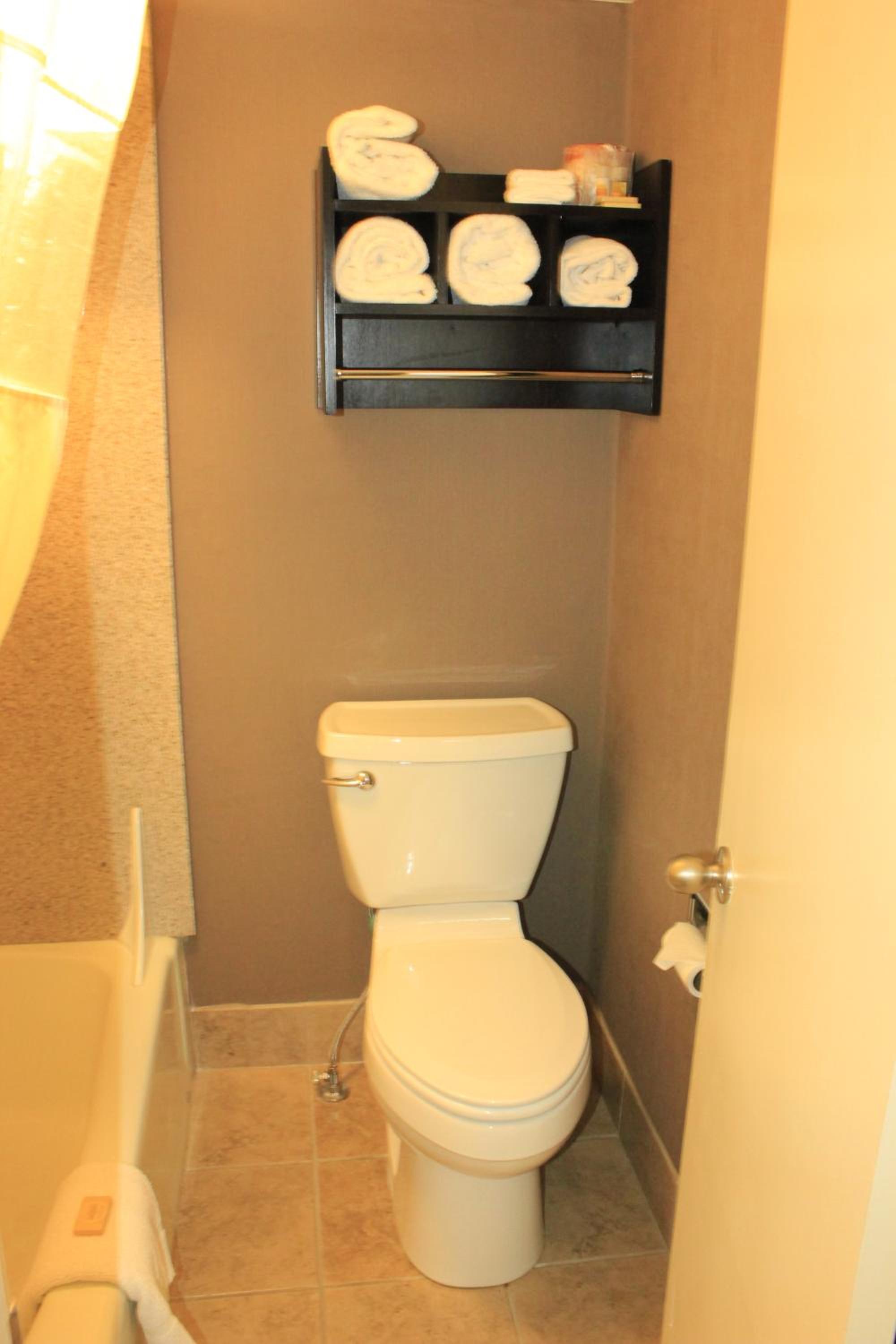 Queen Room with Two Queen Beds - Non-Smoking - Photo 4
