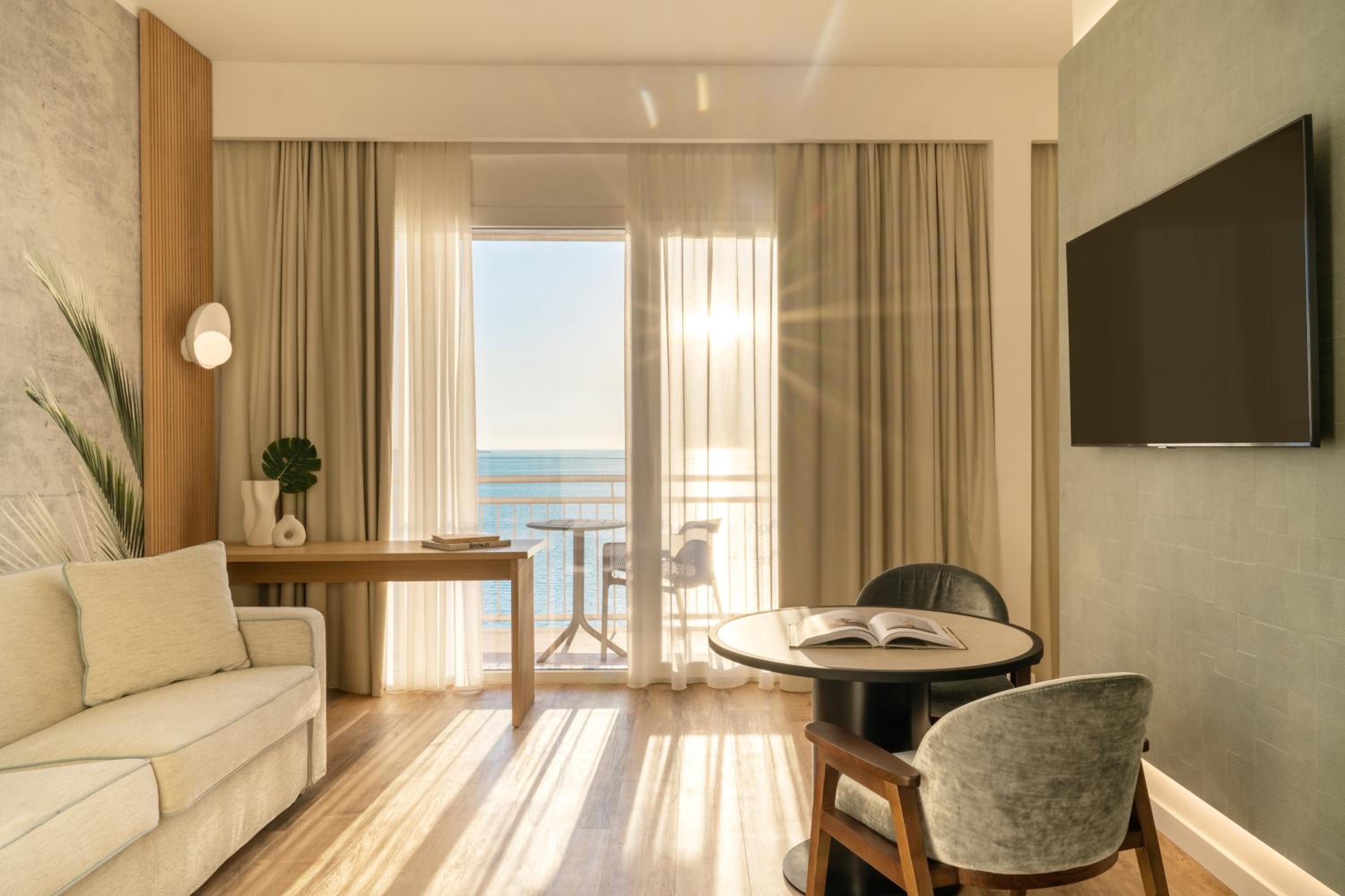 Junior Suite with Sea View - Photo 1