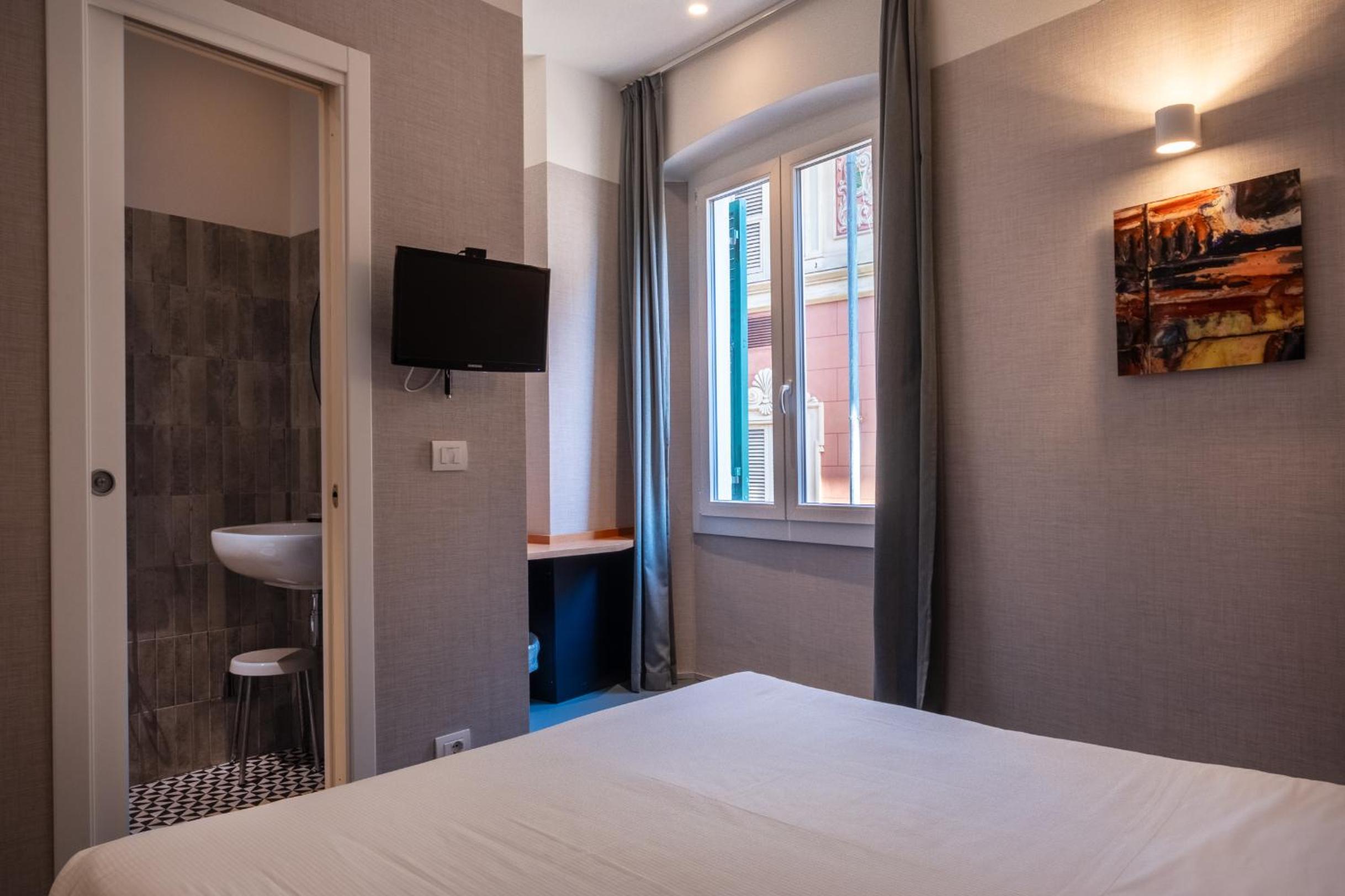 Economy Double Room - Photo 6