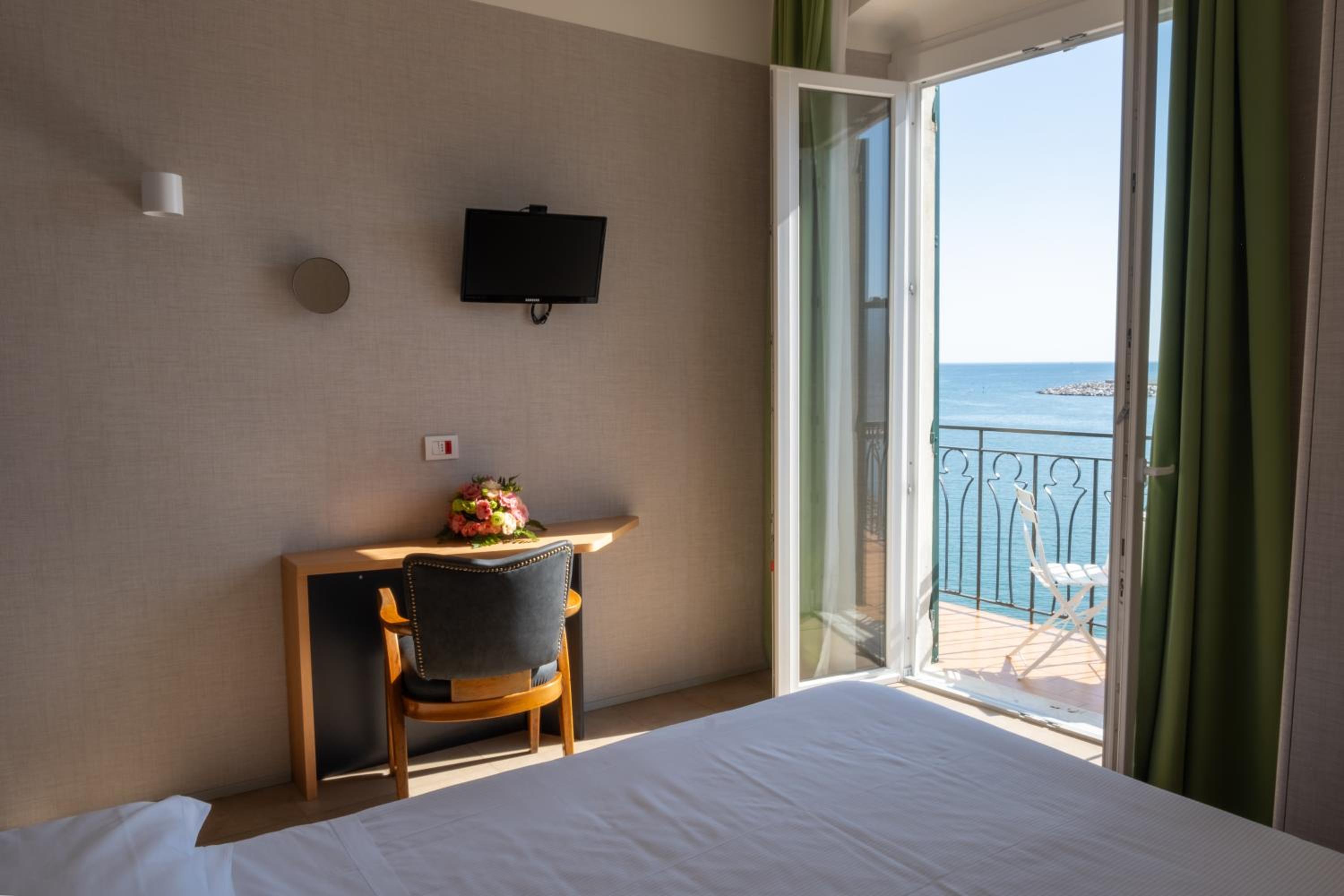 Double Room with Sea View - Photo 5