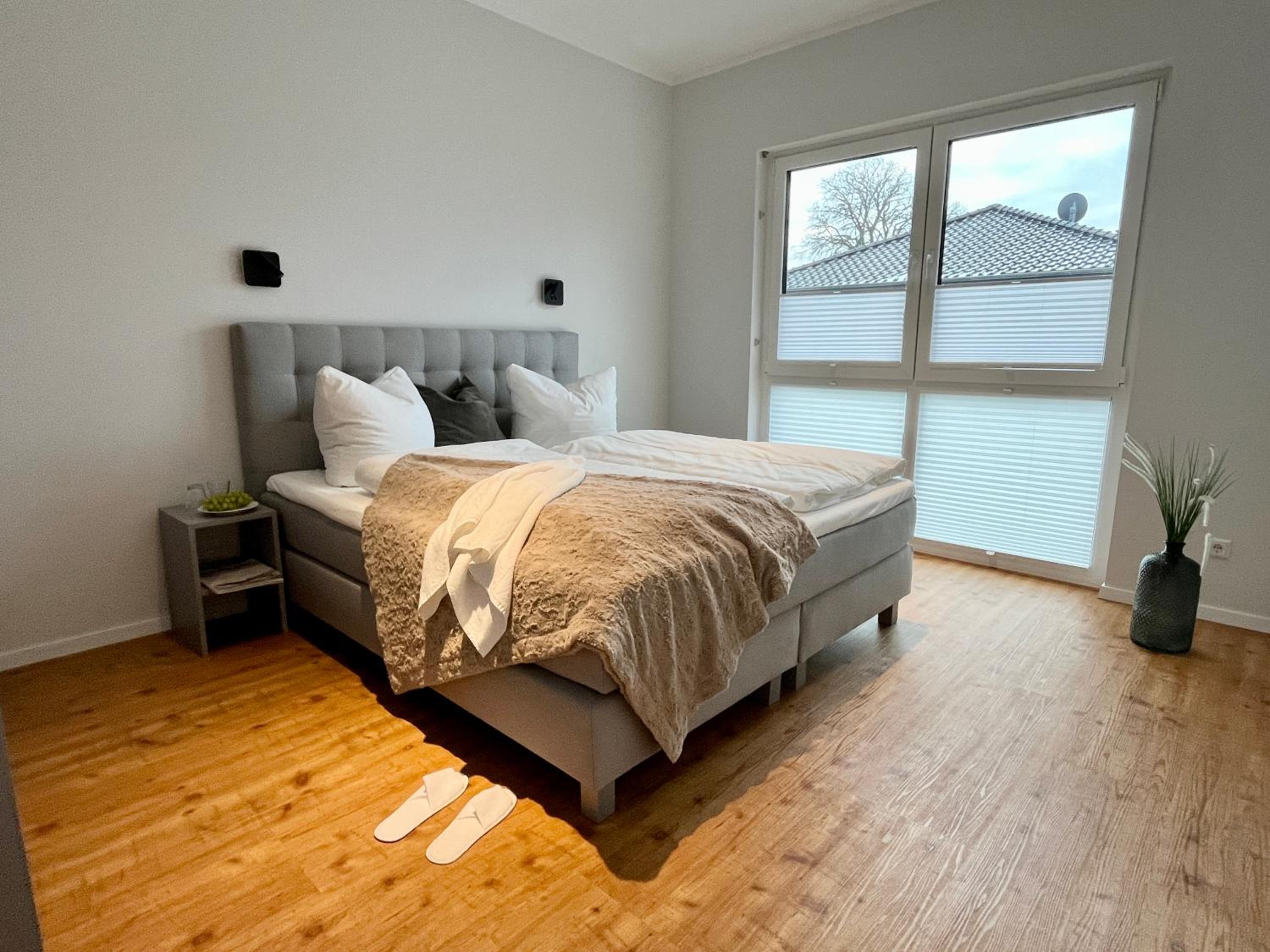 Six-Bedroom House photo 2