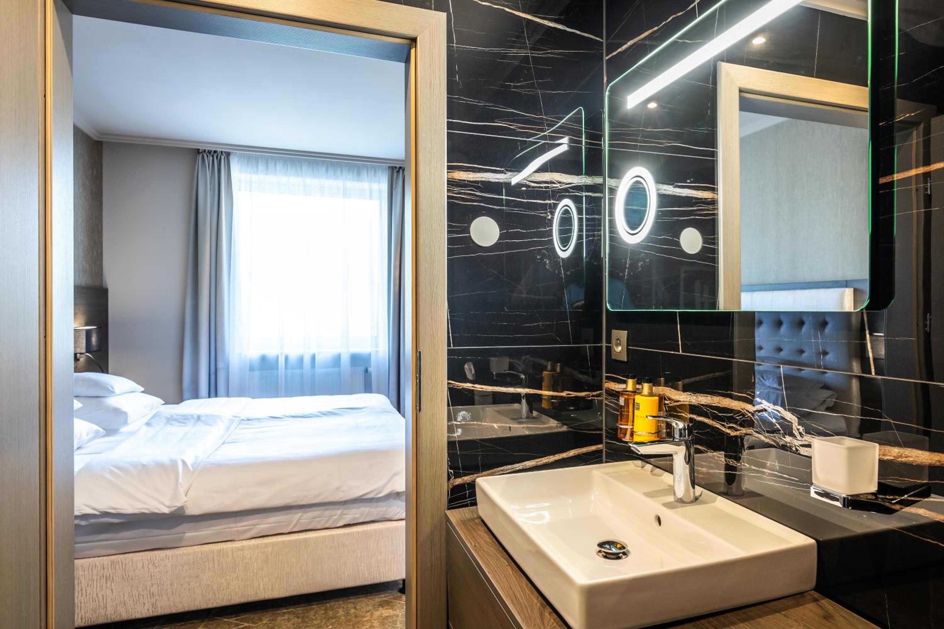Deluxe Double Room with Shower - Photo 2