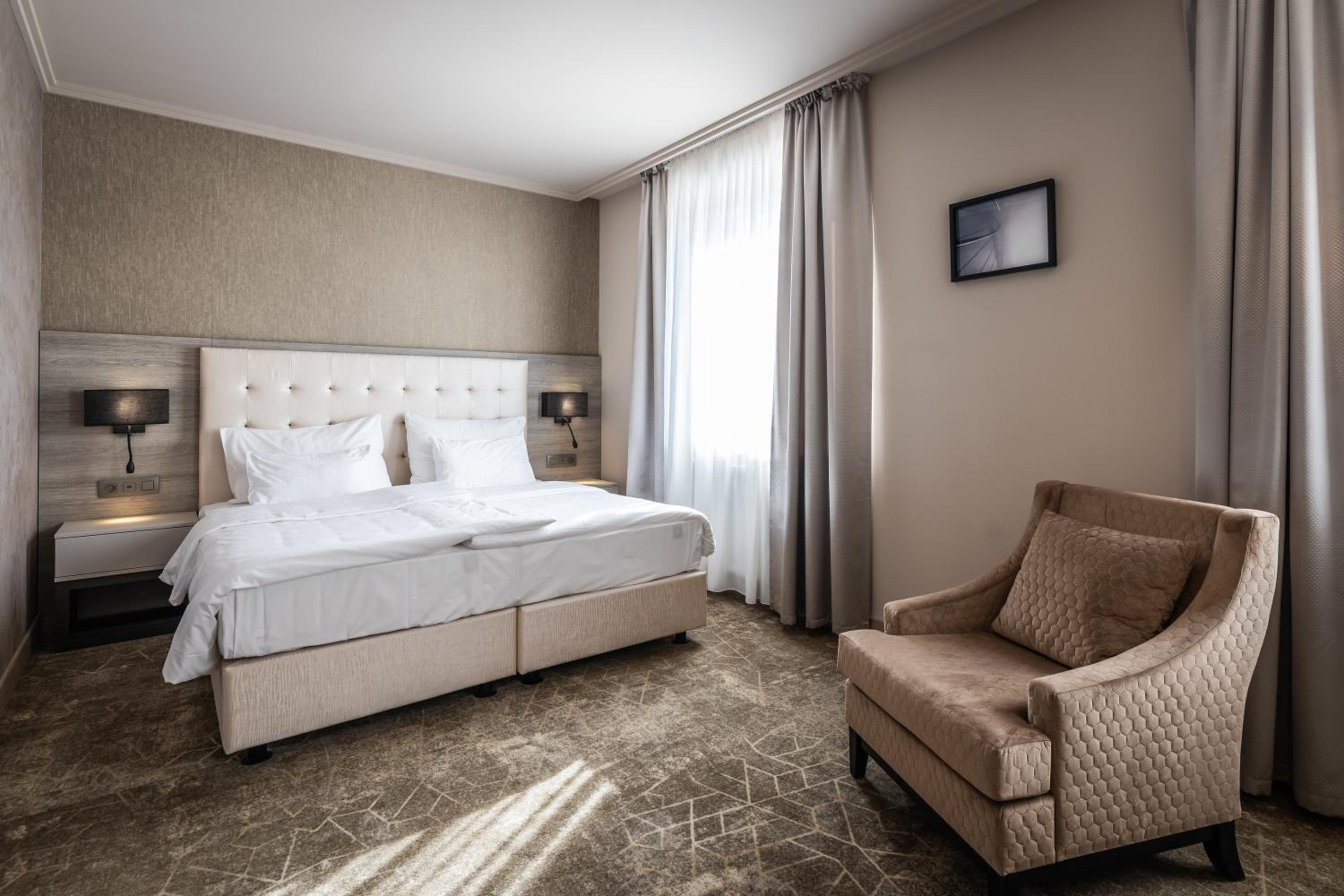 Deluxe Double Room with Bath - Photo 4