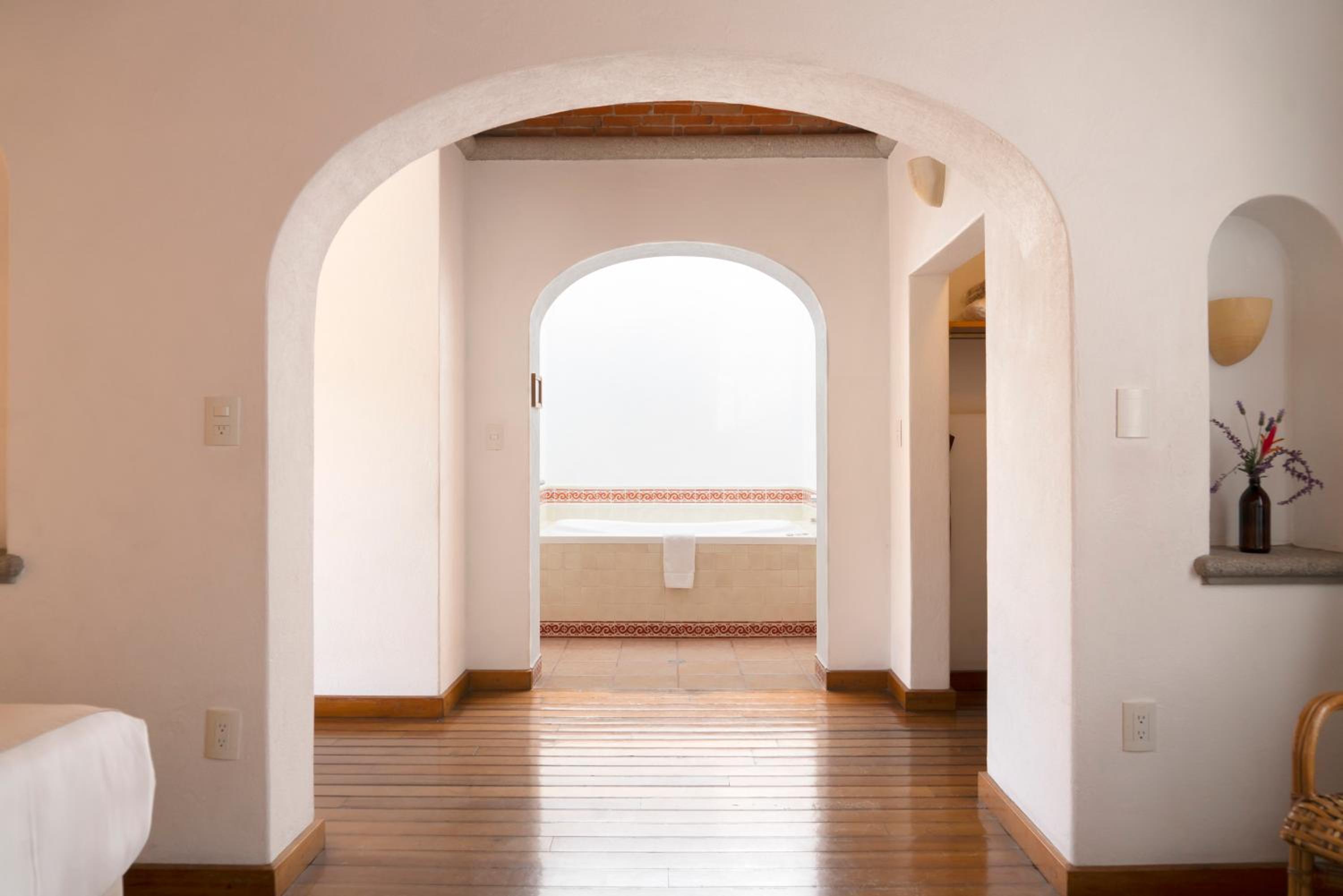 Suite - Photo 18