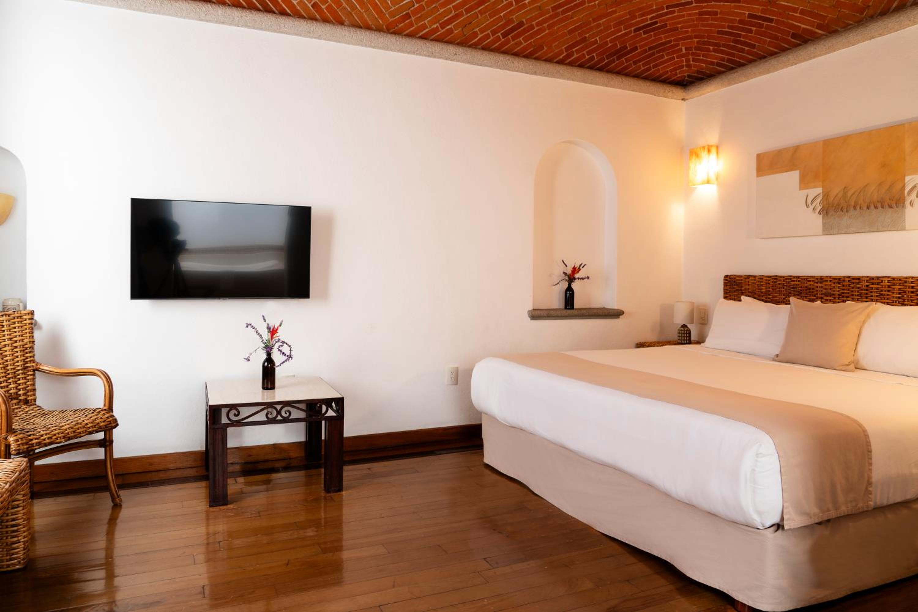Suite - Photo 16