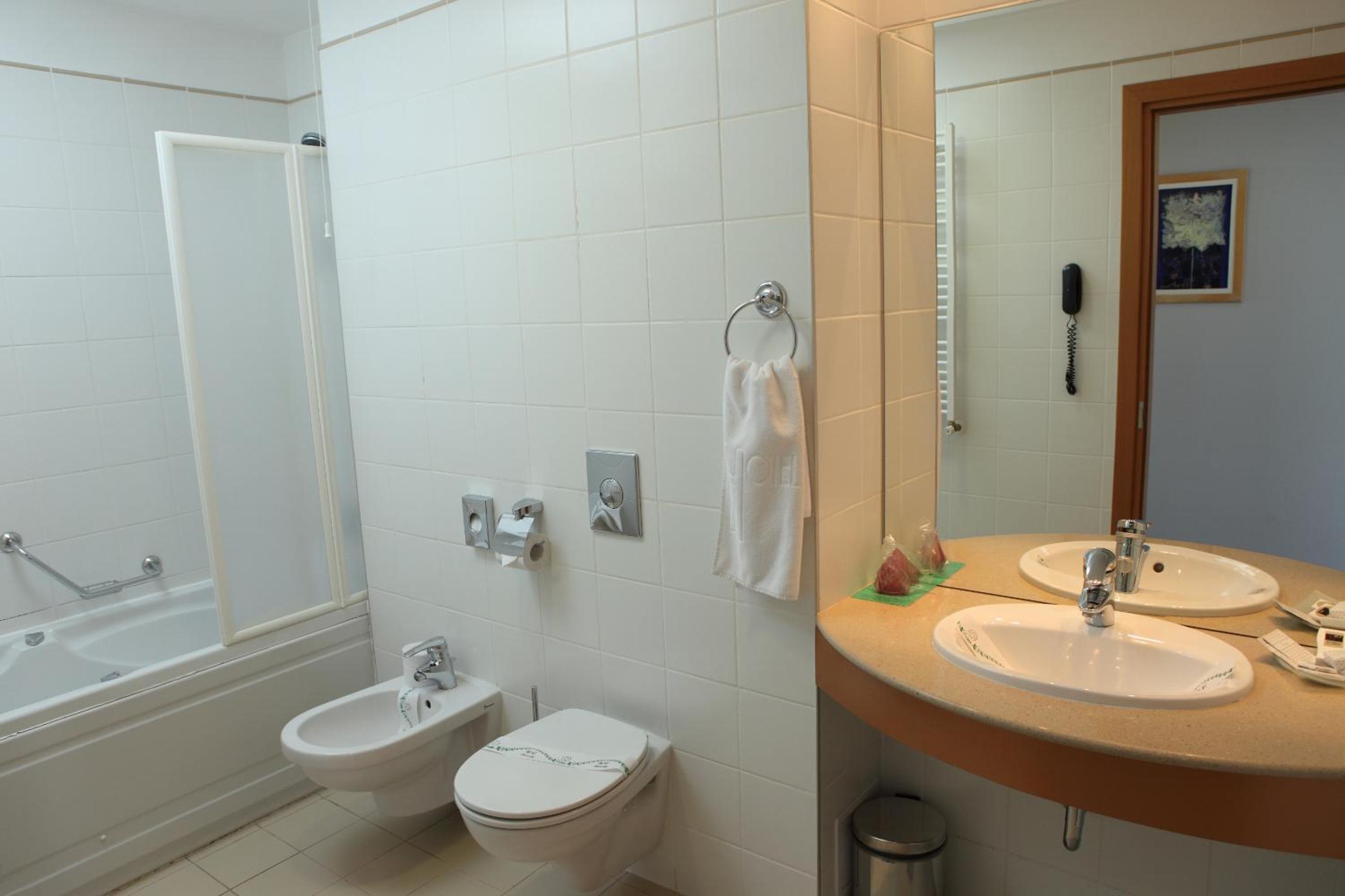 One-Bedroom Apartment - Photo 2