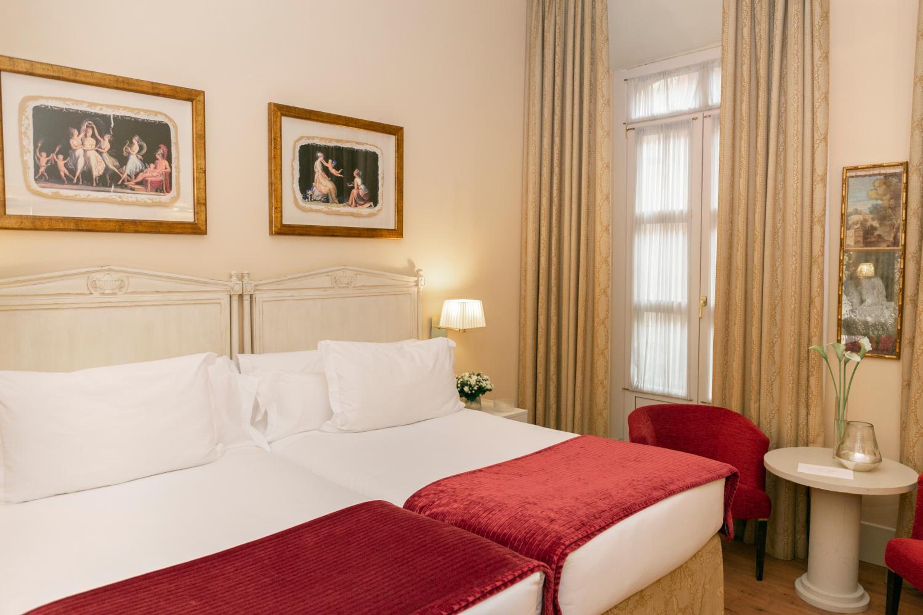 Grand Deluxe Room with balcony - Photo 1