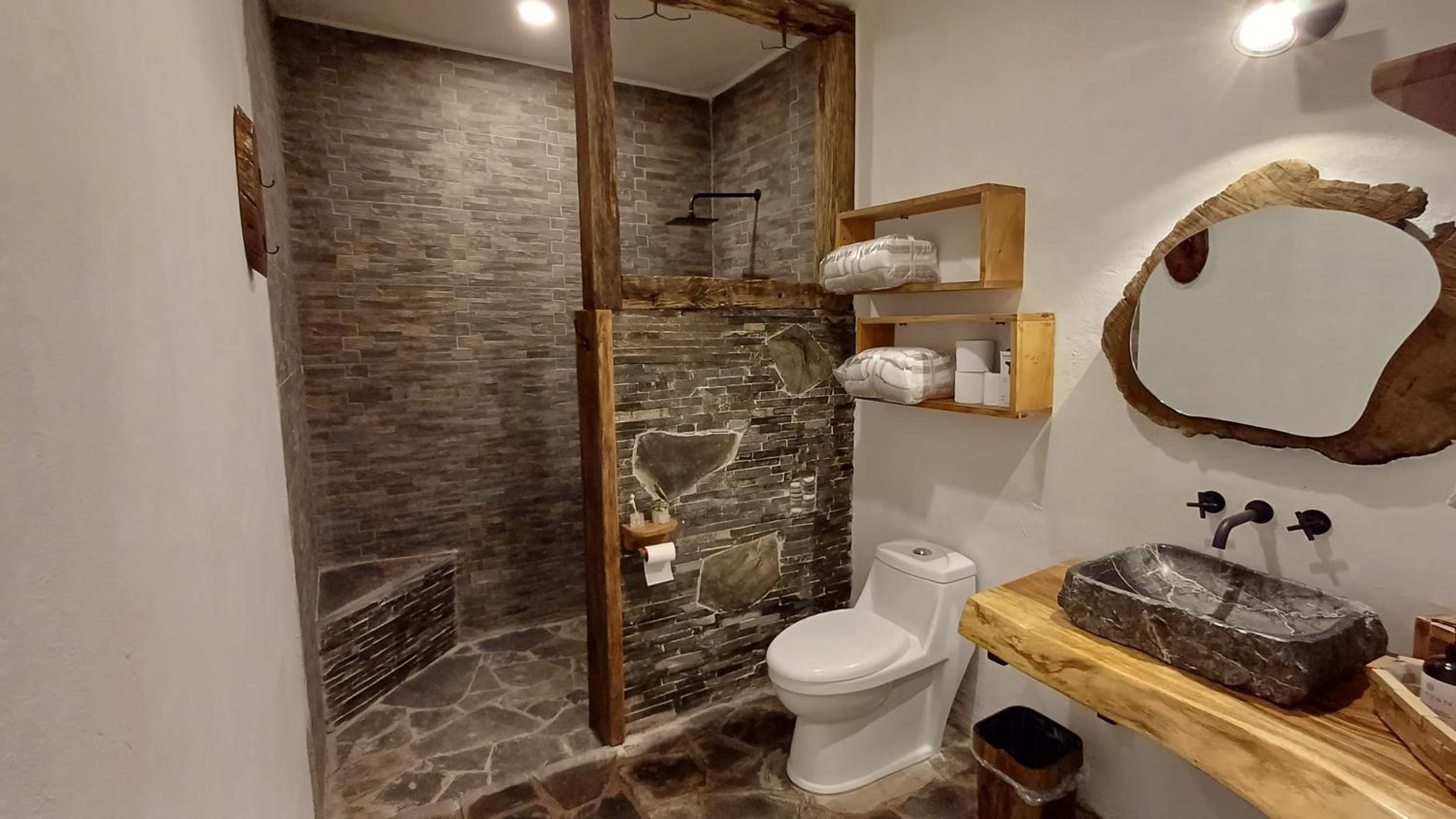 One-Bedroom Bungalow - Photo 2