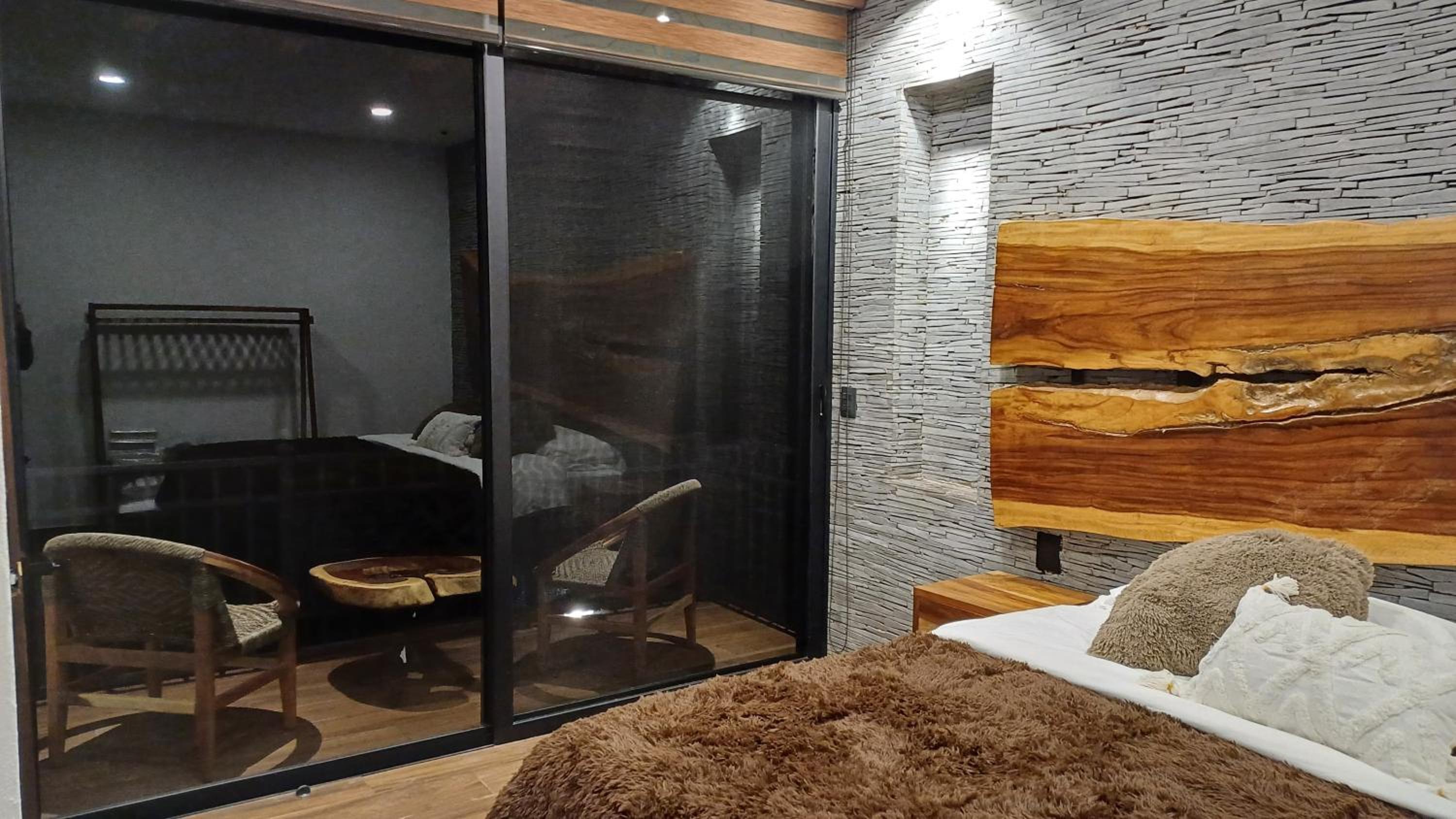 One-Bedroom Bungalow - Photo 3