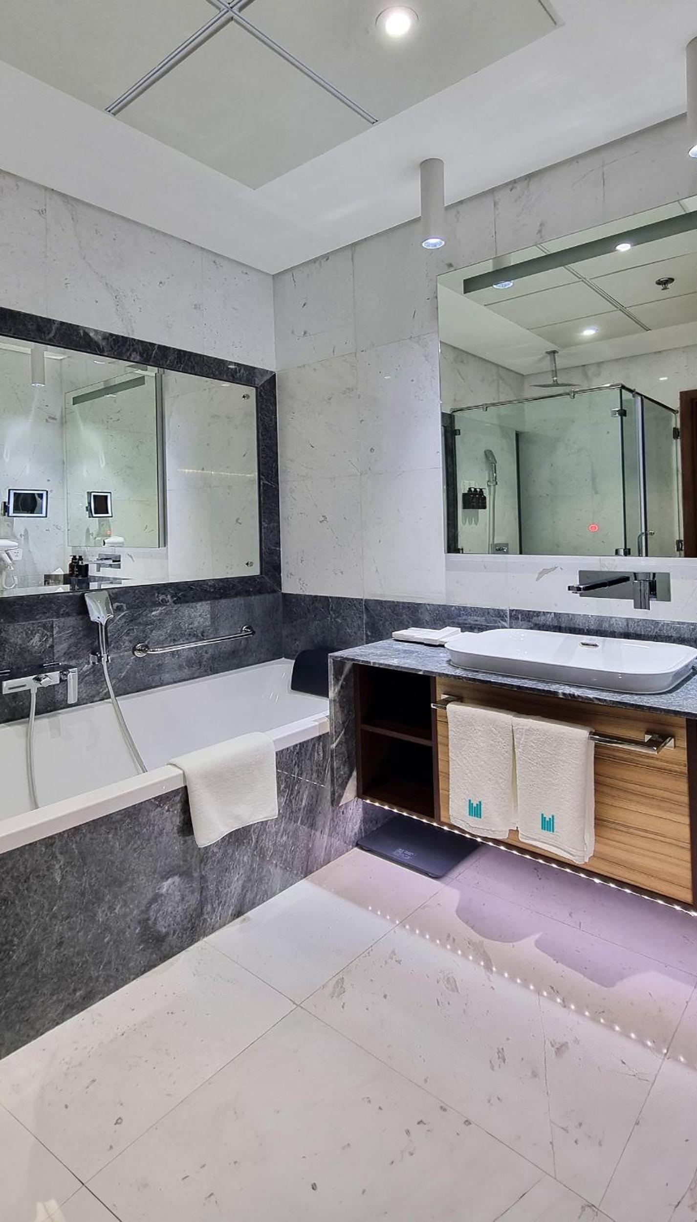 Deluxe King Room - Photo 2