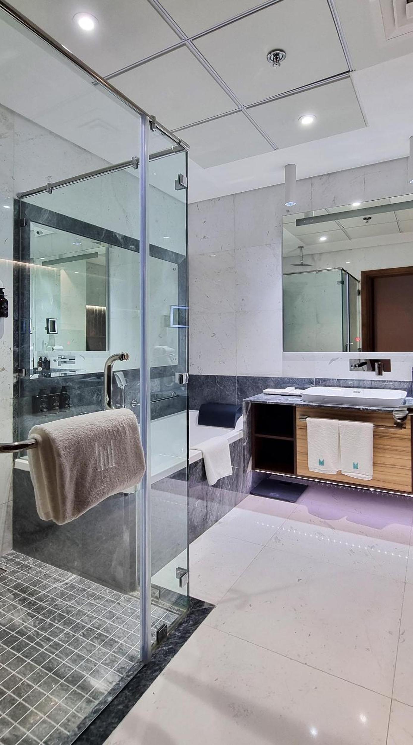 Deluxe King Room - Photo 4