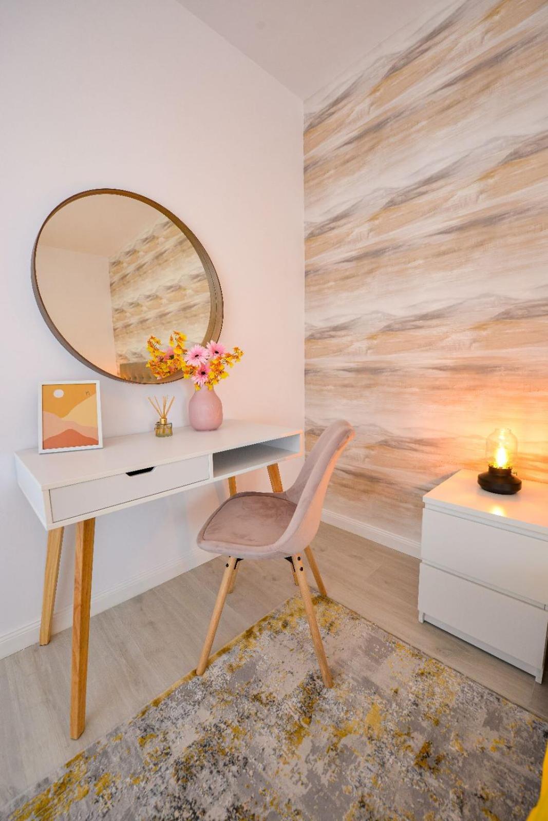 One-Bedroom Apartment - Photo 3