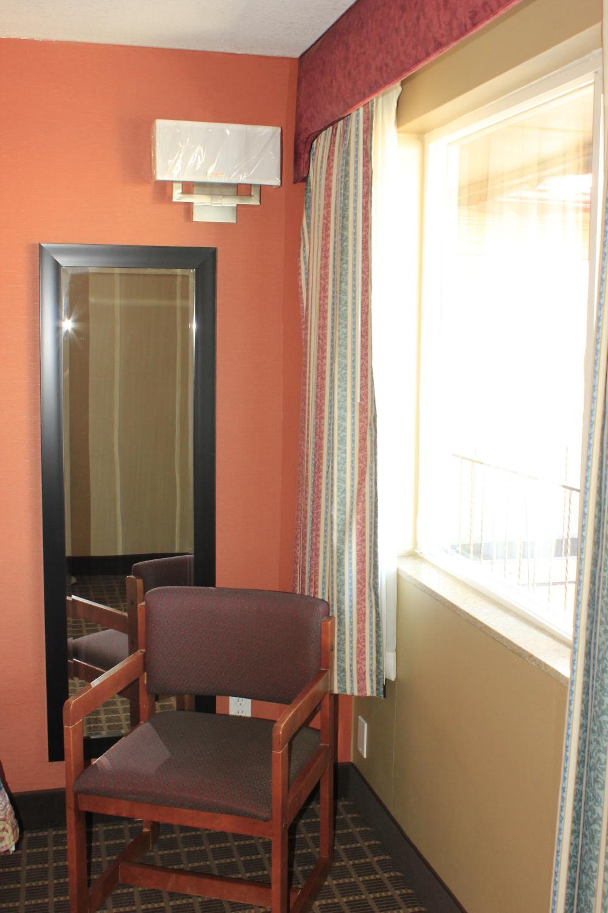 Queen Room with Two Queen Beds - Non-Smoking - Photo 3