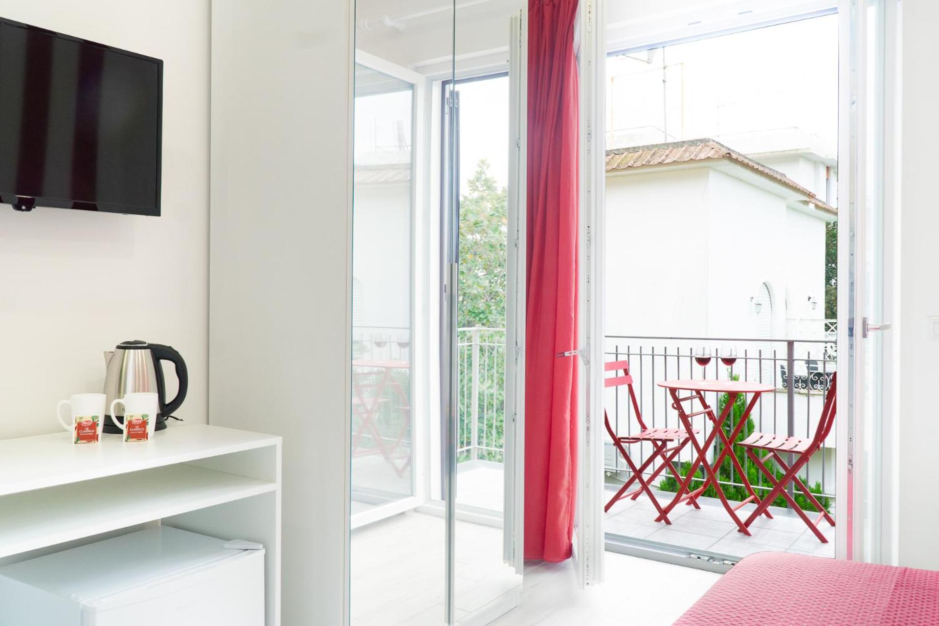 Deluxe Double Room with Side Sea View photo 2