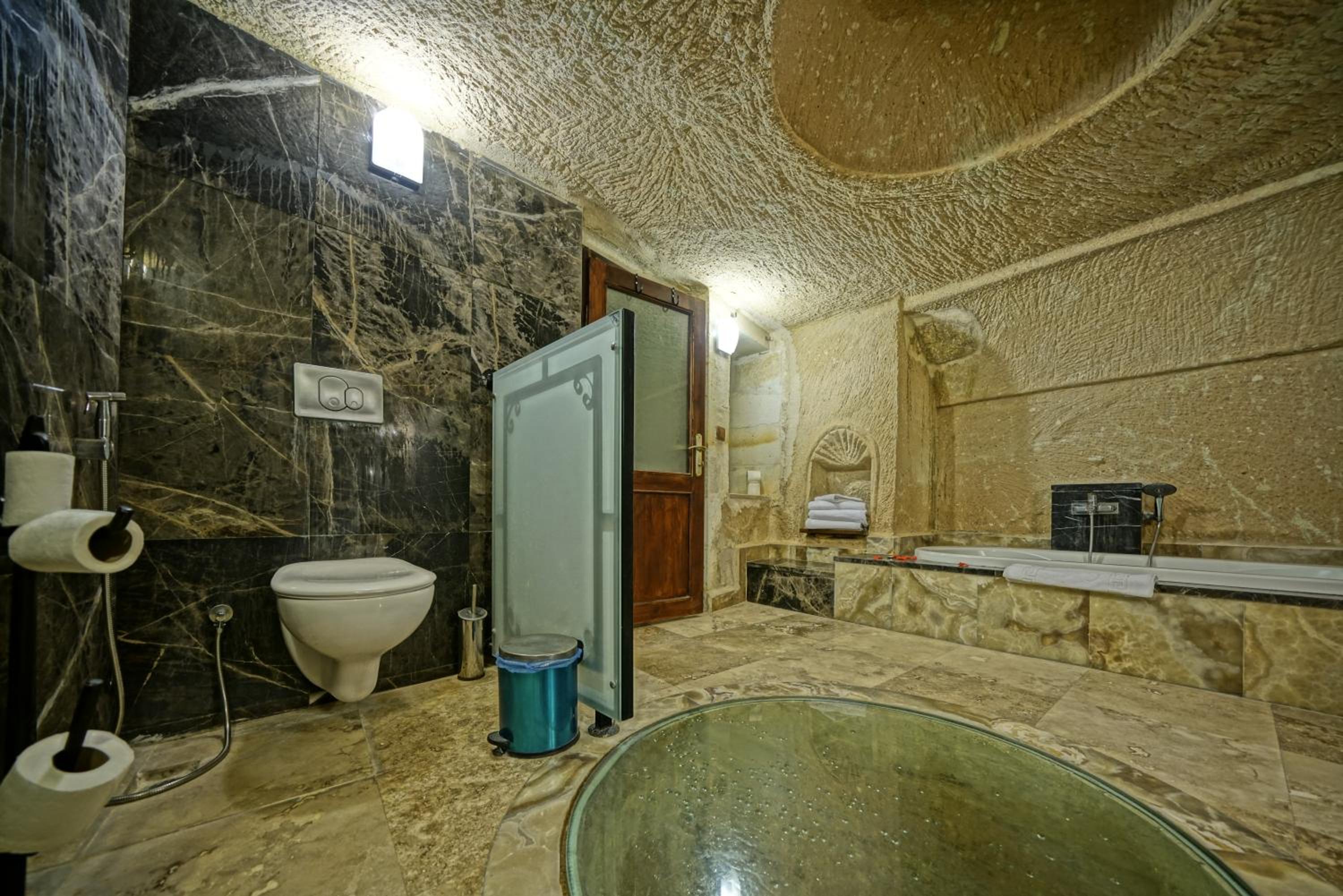 Premium King Cave Suite  - Photo 2