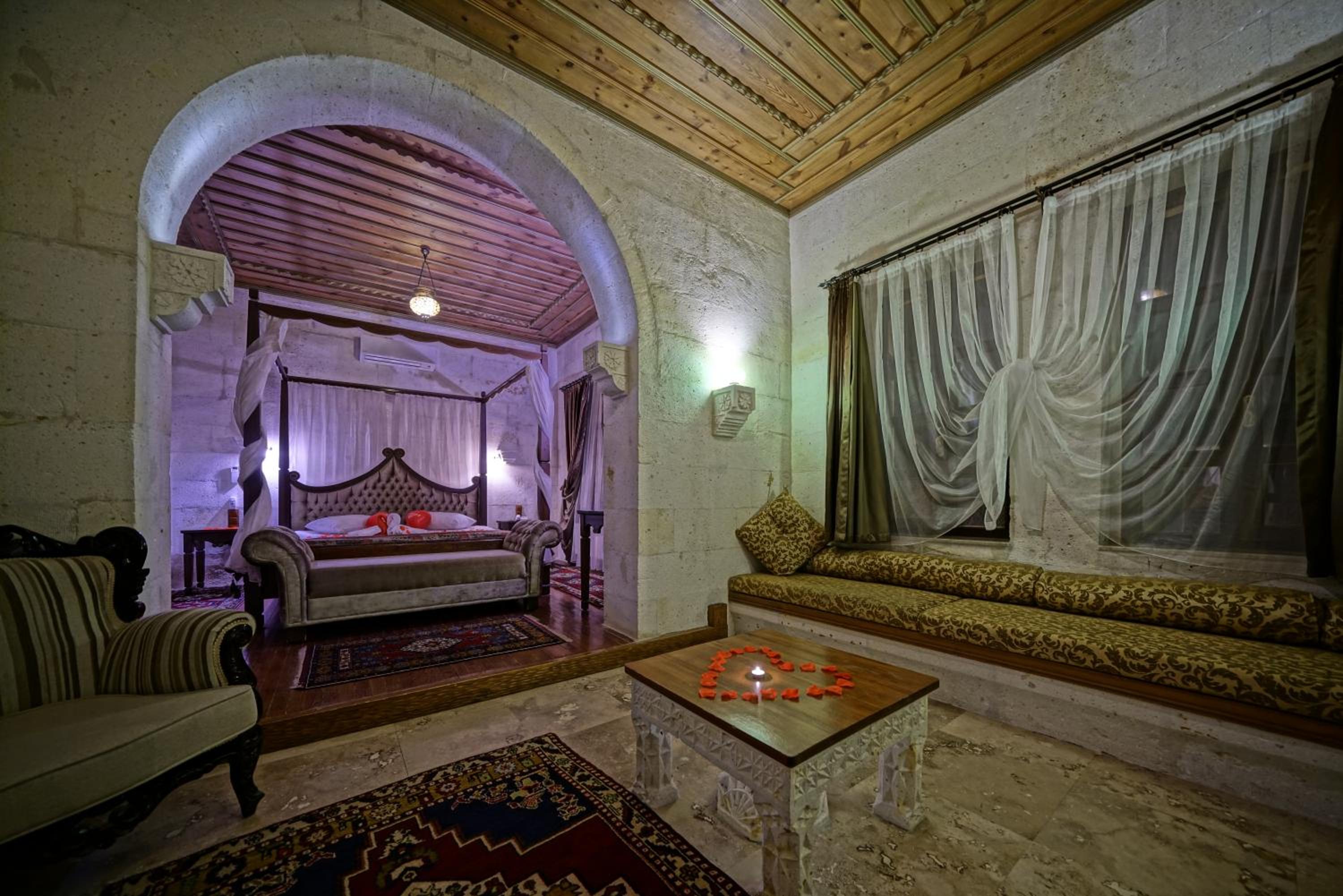 Premium King Cave Suite  - Photo 4