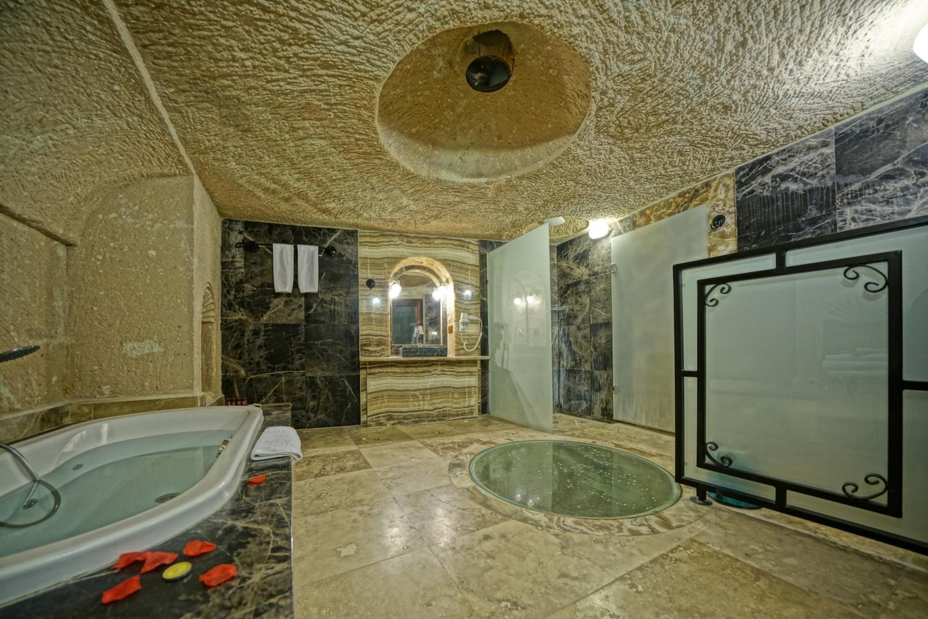 Premium King Cave Suite  - Photo 3