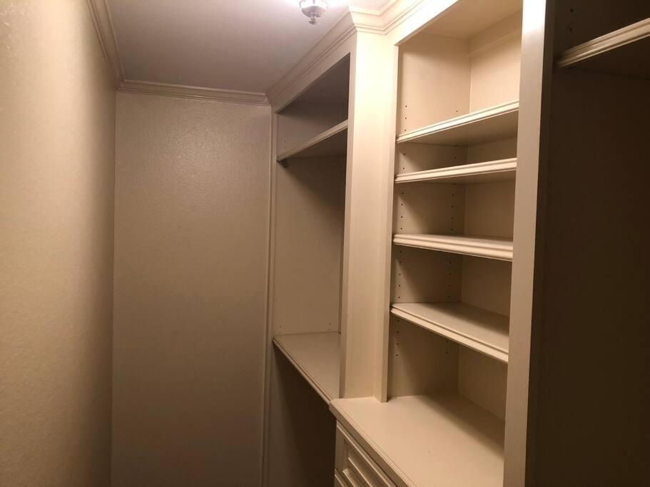 Five-Bedroom House photo 1