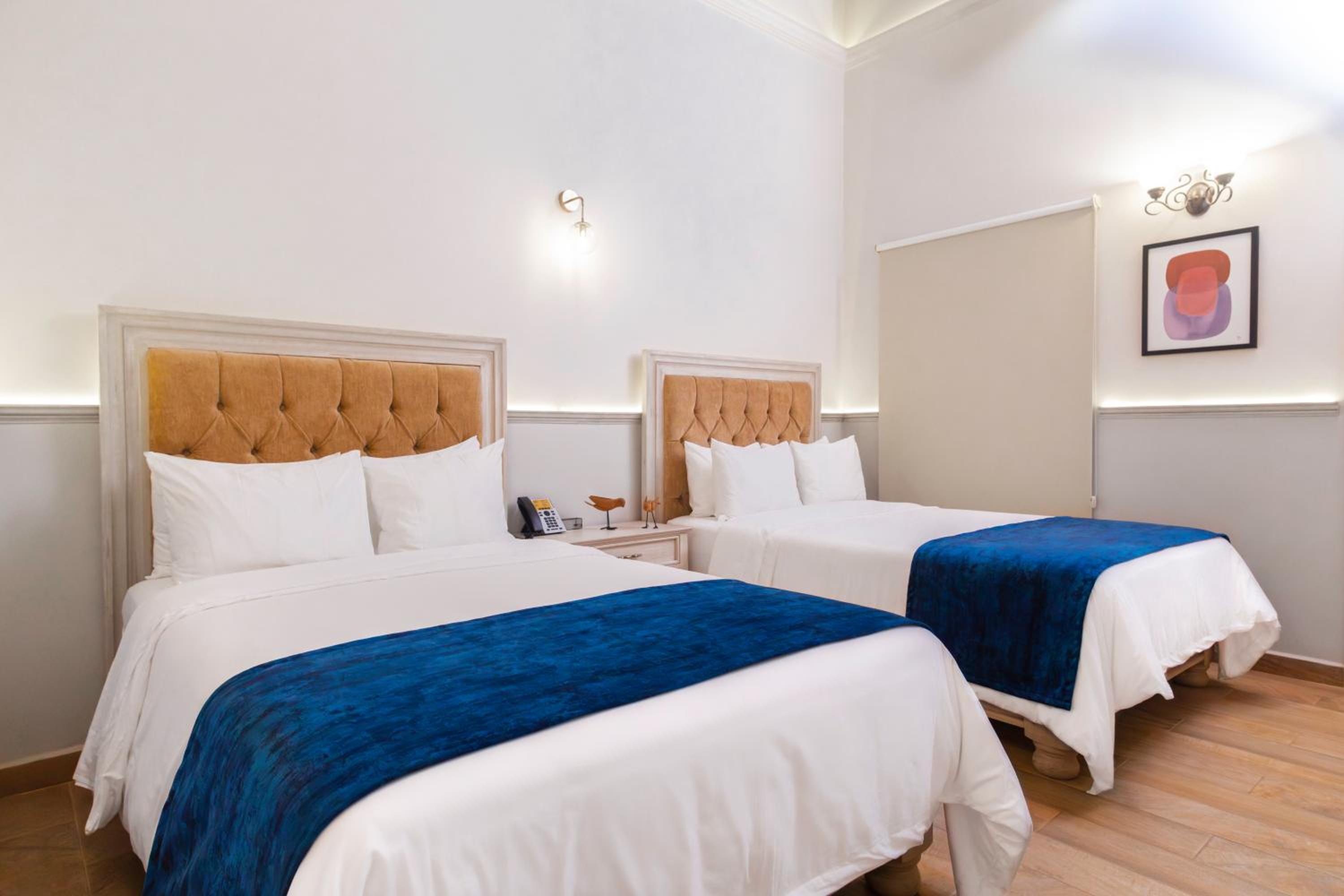 Grand Double Room with Two Double Beds - Photo 7