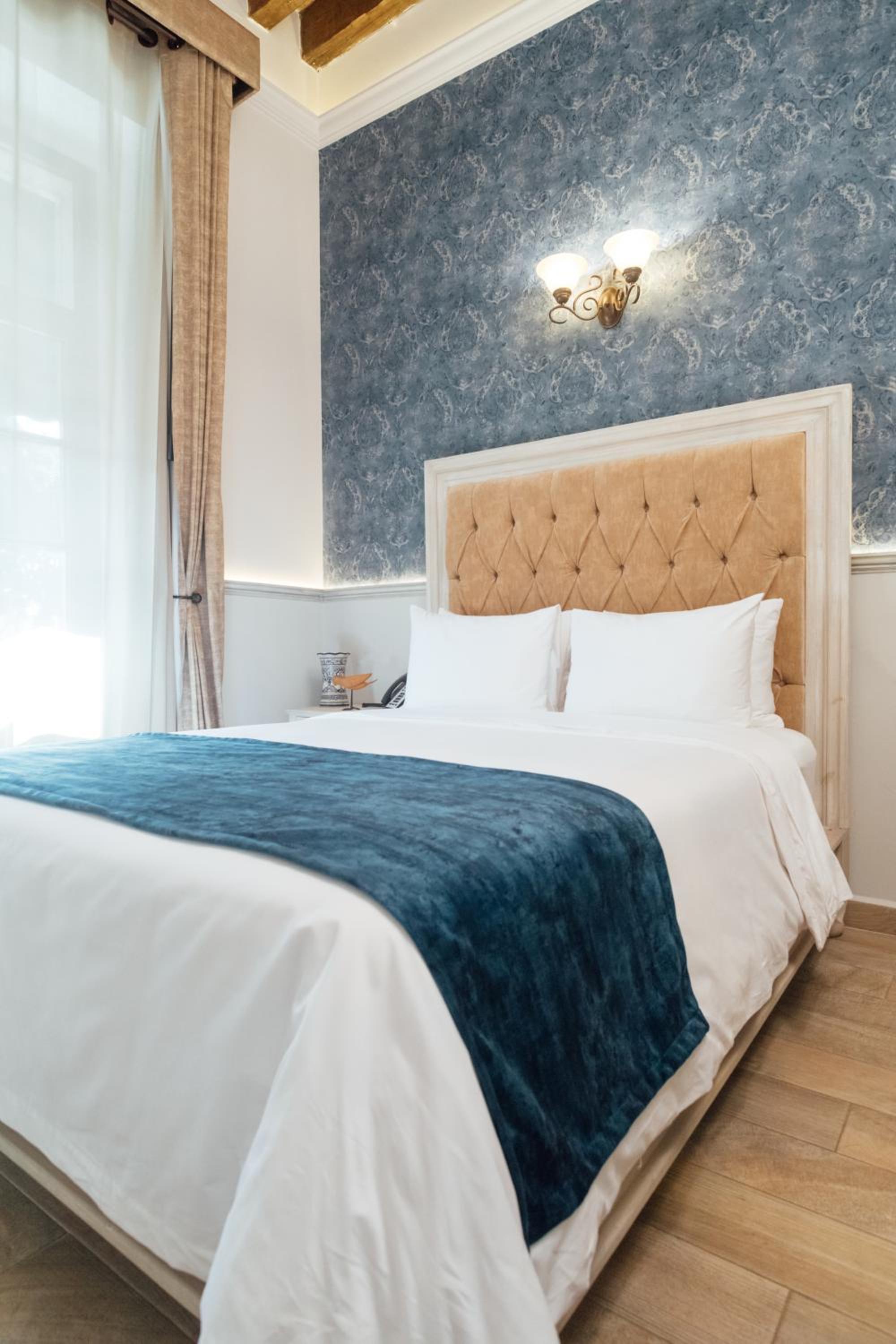 Standard Double Room with Balcony and Cathedral View  - Photo 11