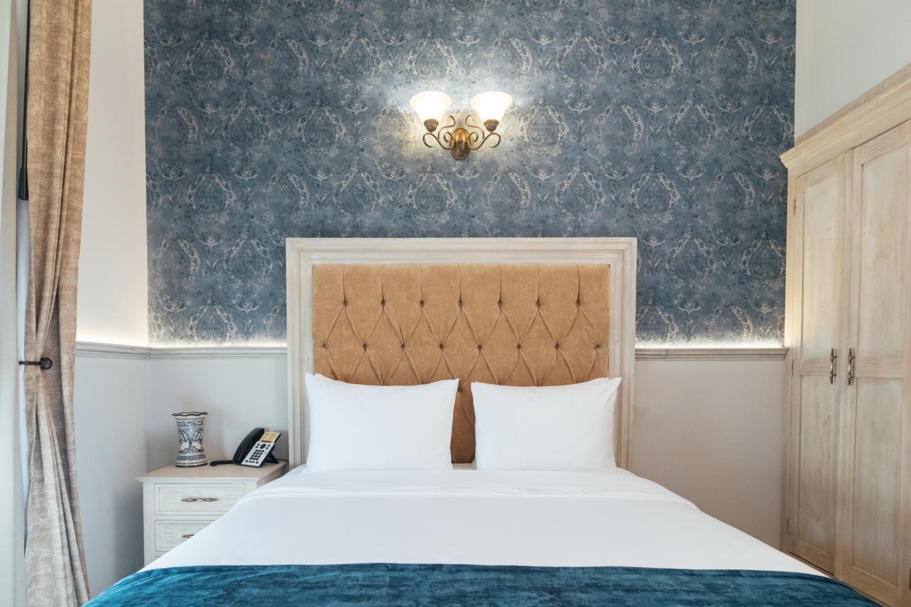 Standard Double Room with Balcony and Cathedral View  - Photo 1