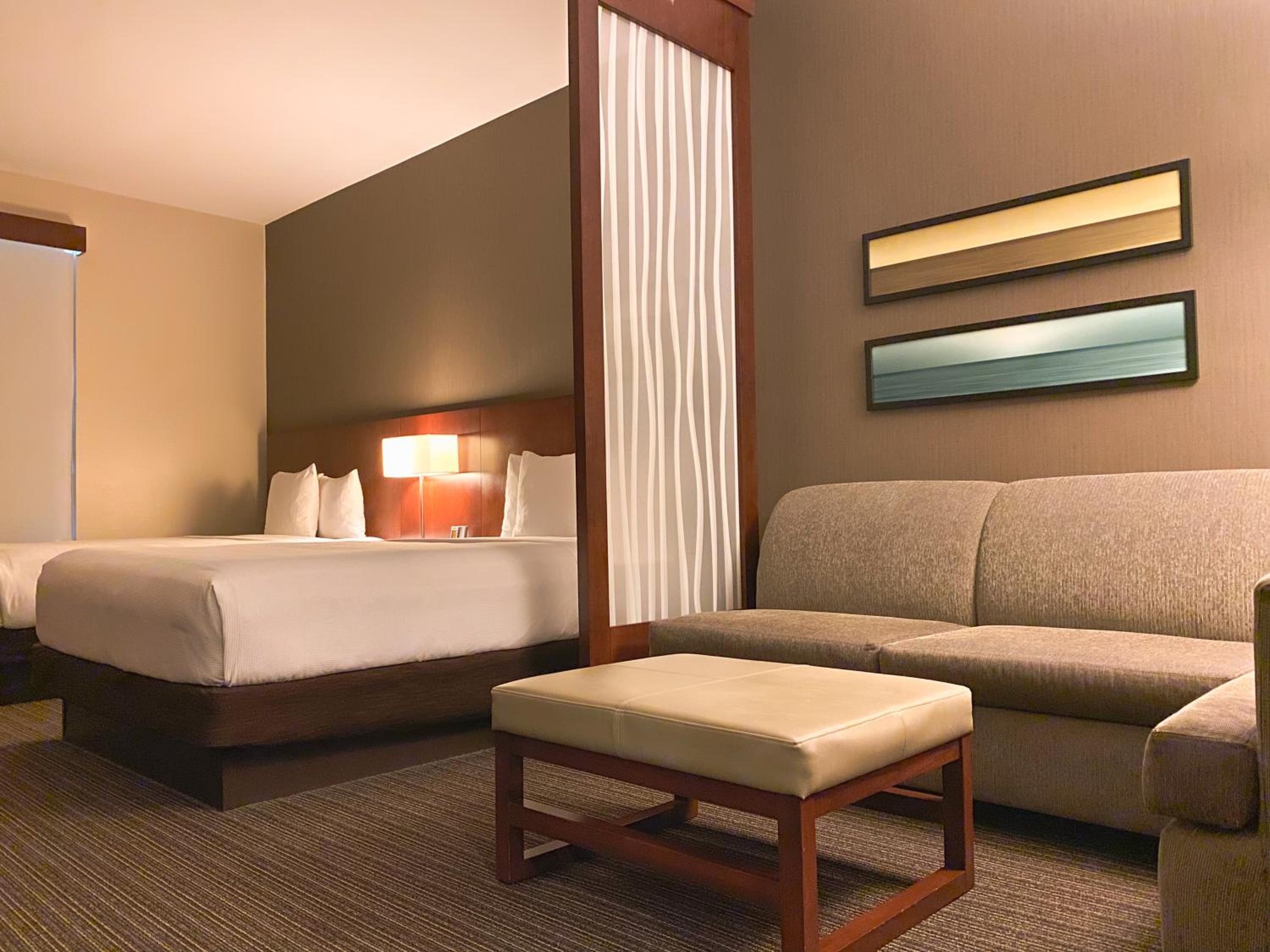 Queen Room with Two Queen Beds and Sofa Bed - Photo 7