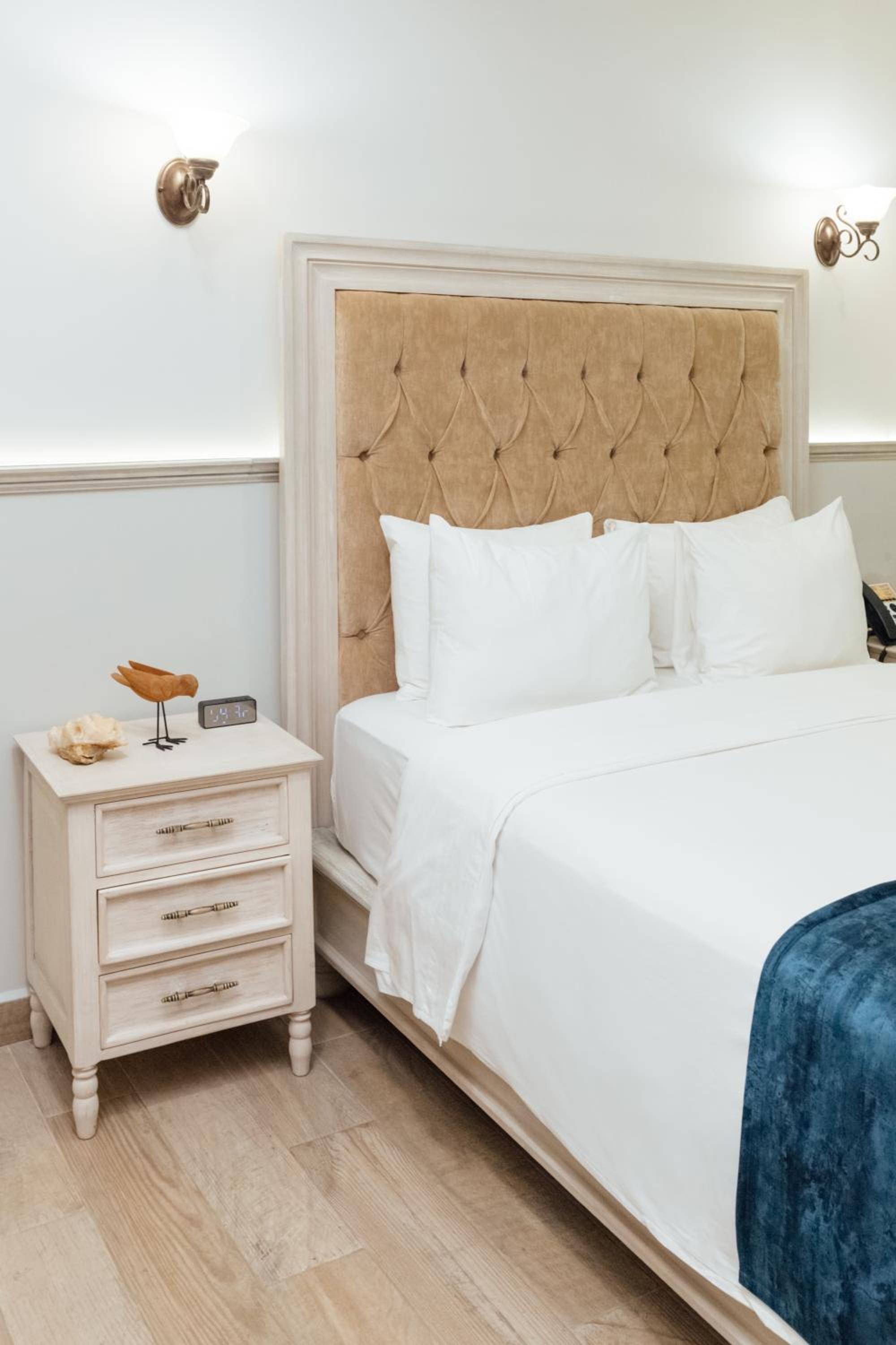 Premium Queen Room - Photo 11