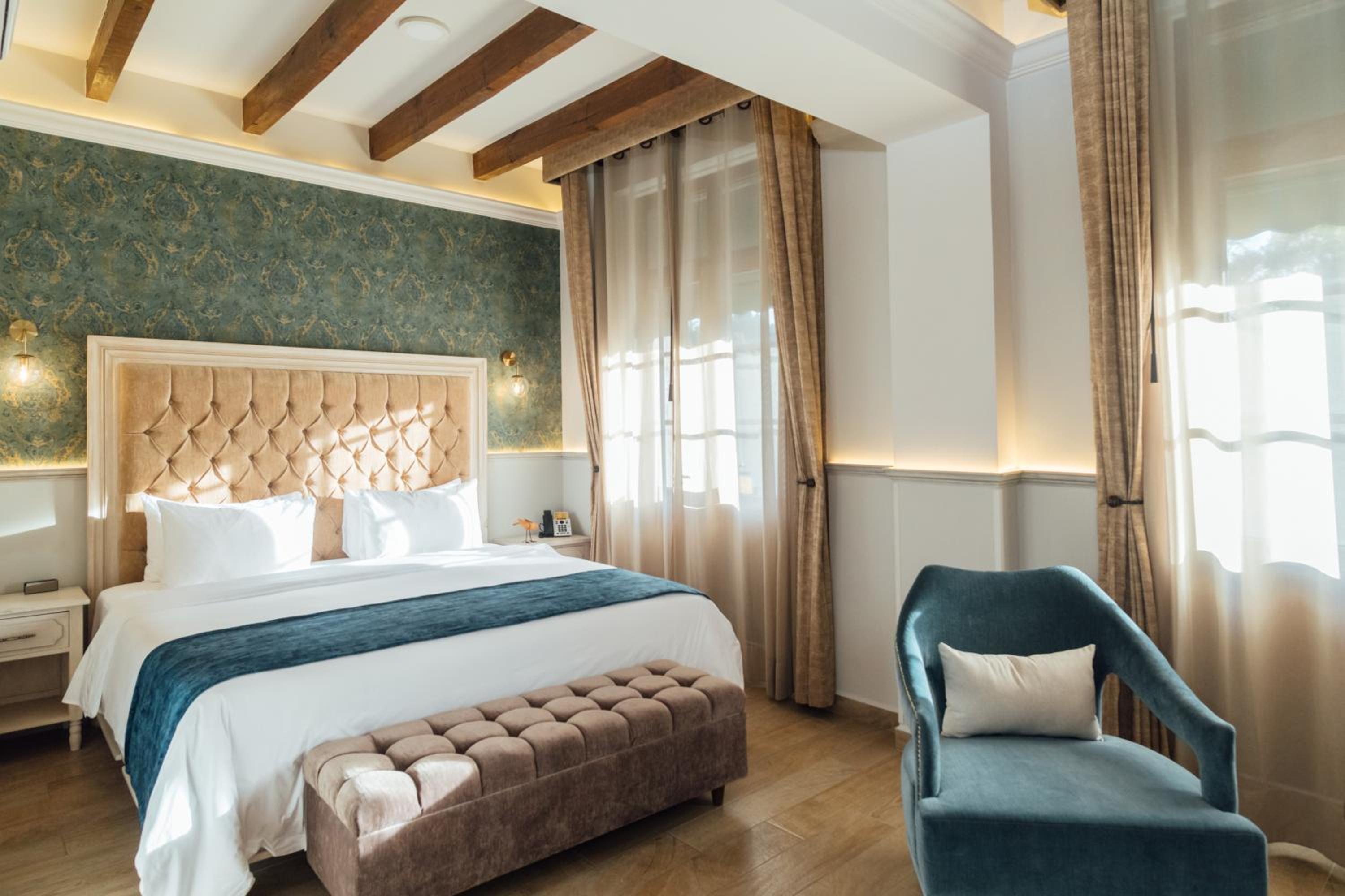 King Suite with Cathedral View - Photo 15