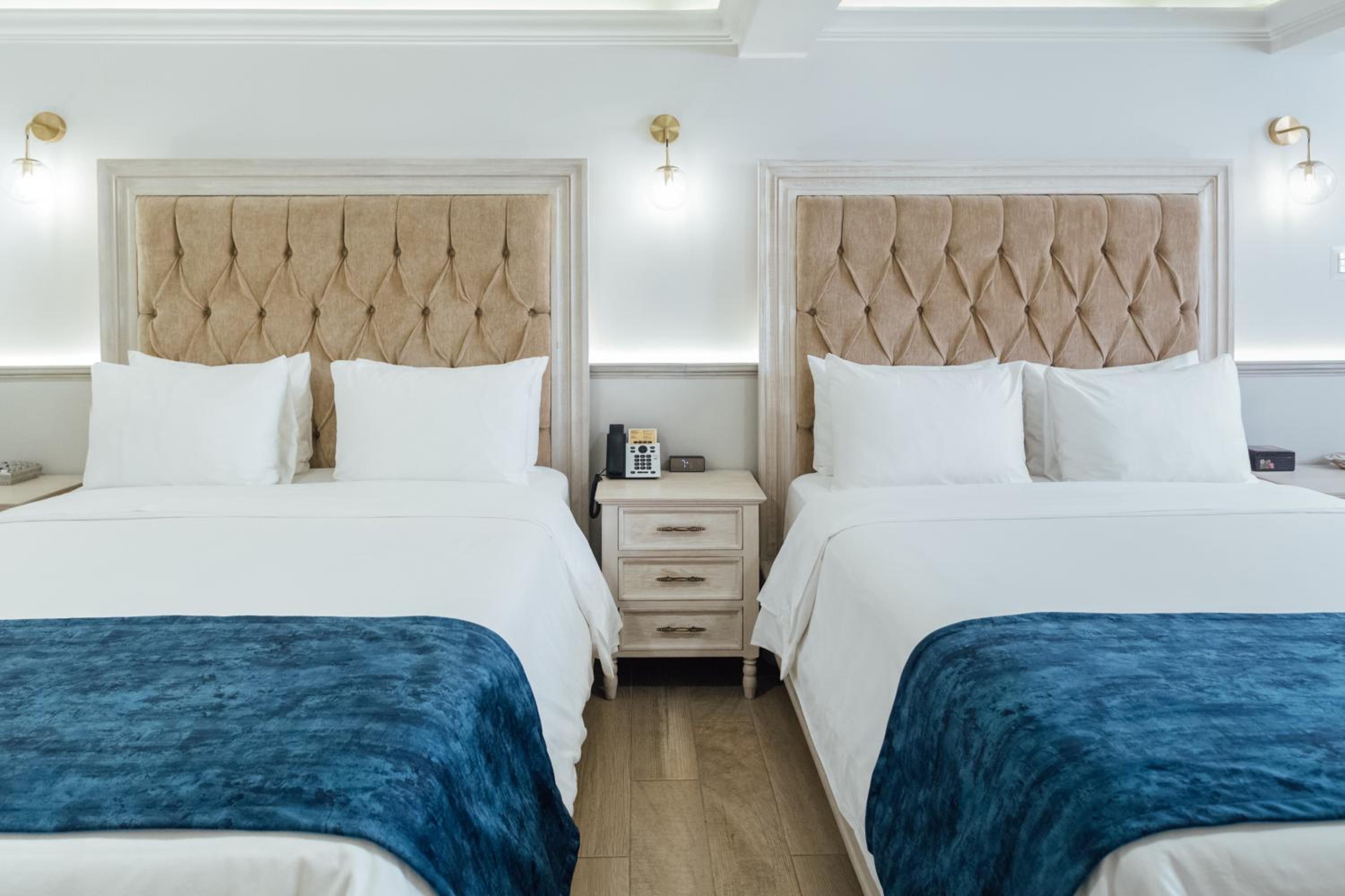 Queen Suite with Two Queen Beds - Photo 11
