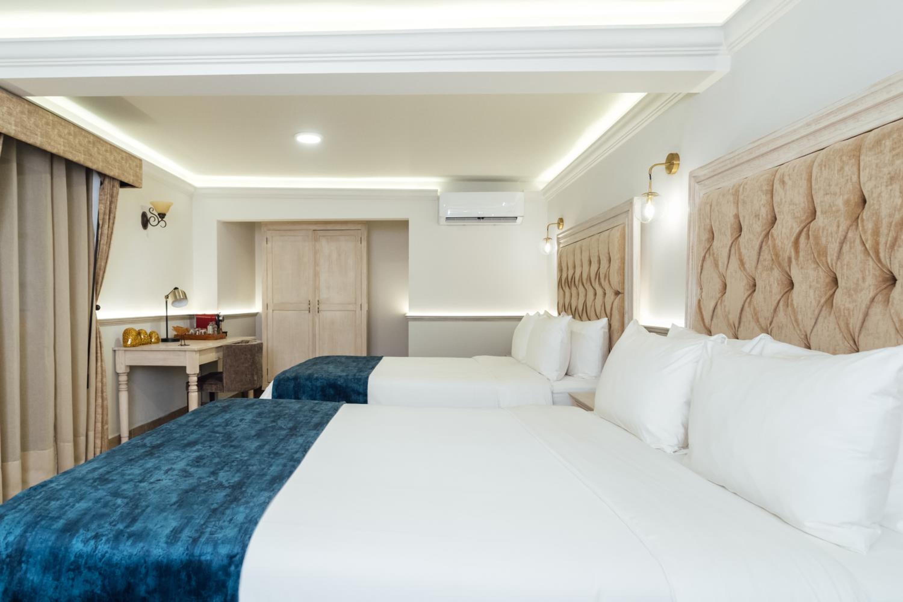 Queen Suite with Two Queen Beds - Photo 12