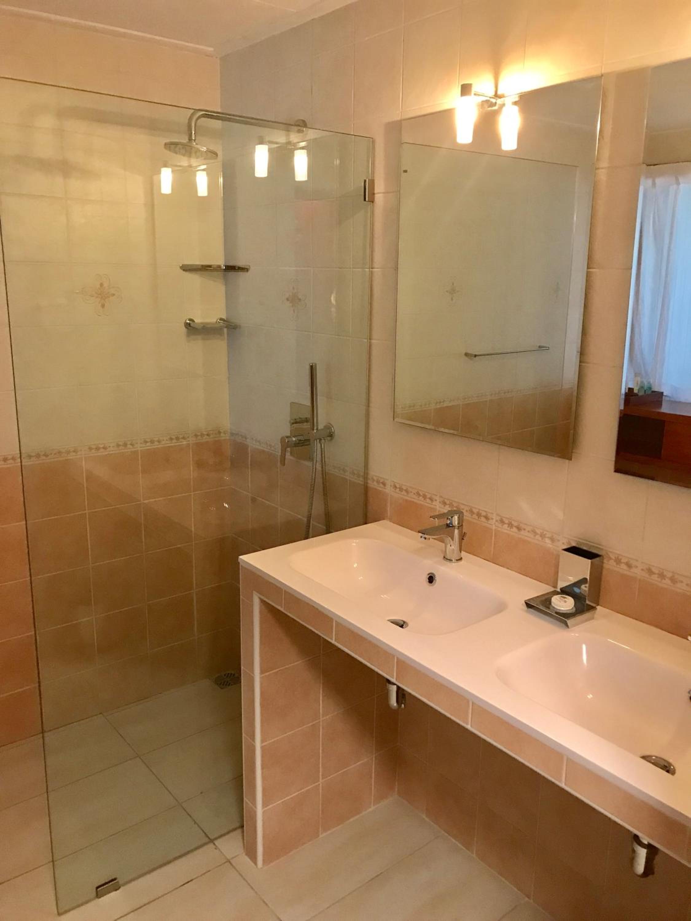 Two-Bedroom Suite - Photo 5