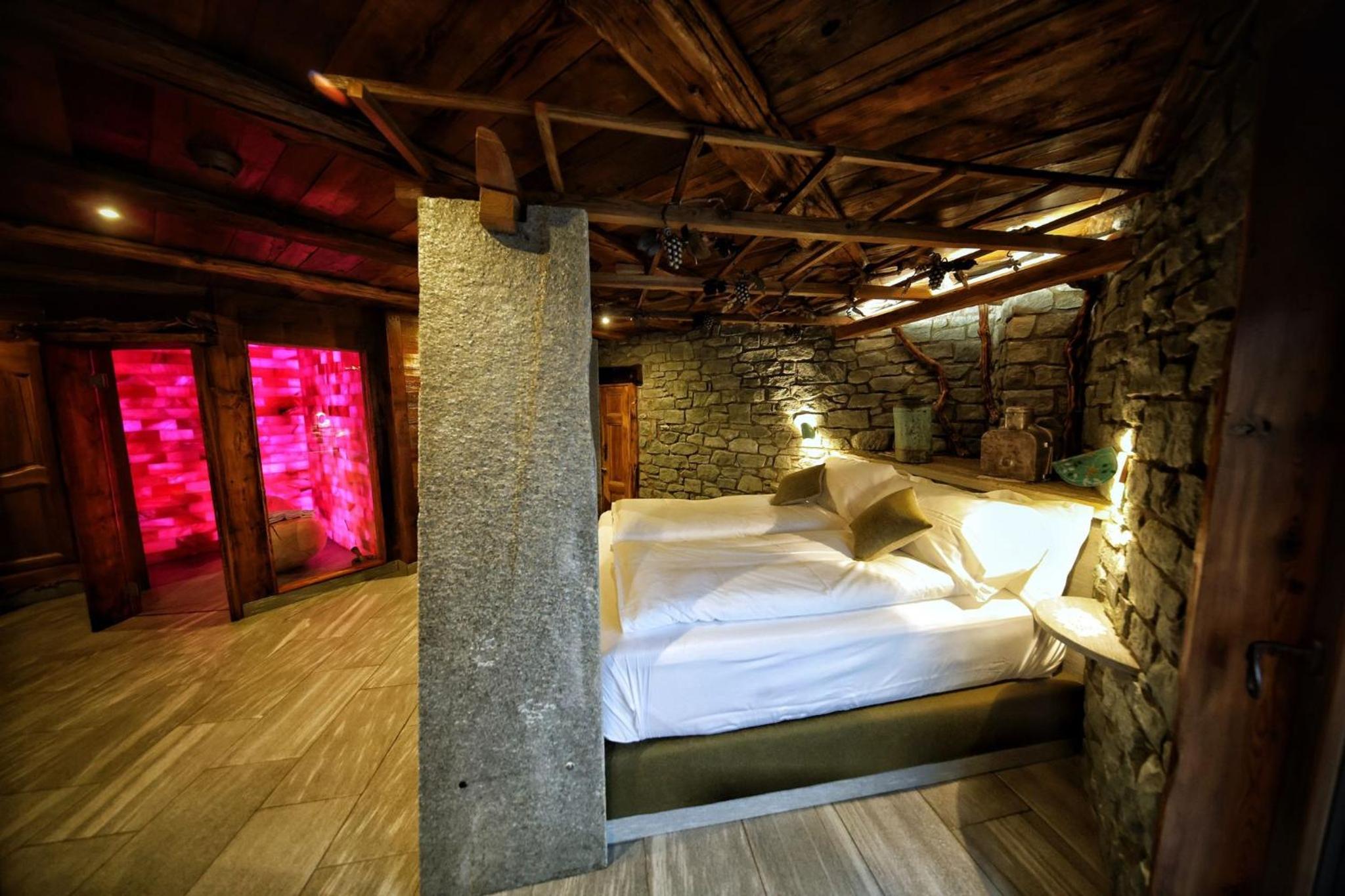 King Suite with Balcony - Photo 4