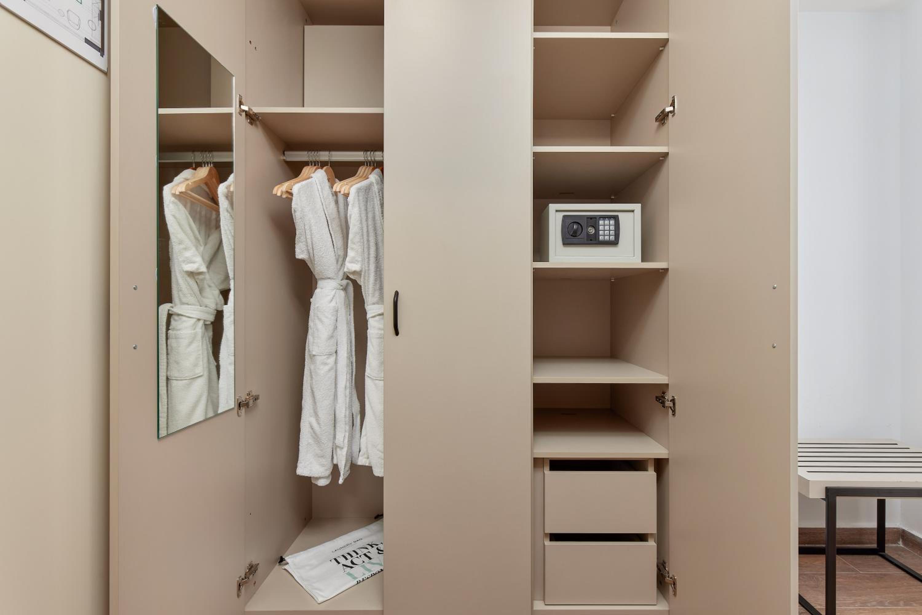 Deluxe Double or Twin Room with Sea View - Photo 4