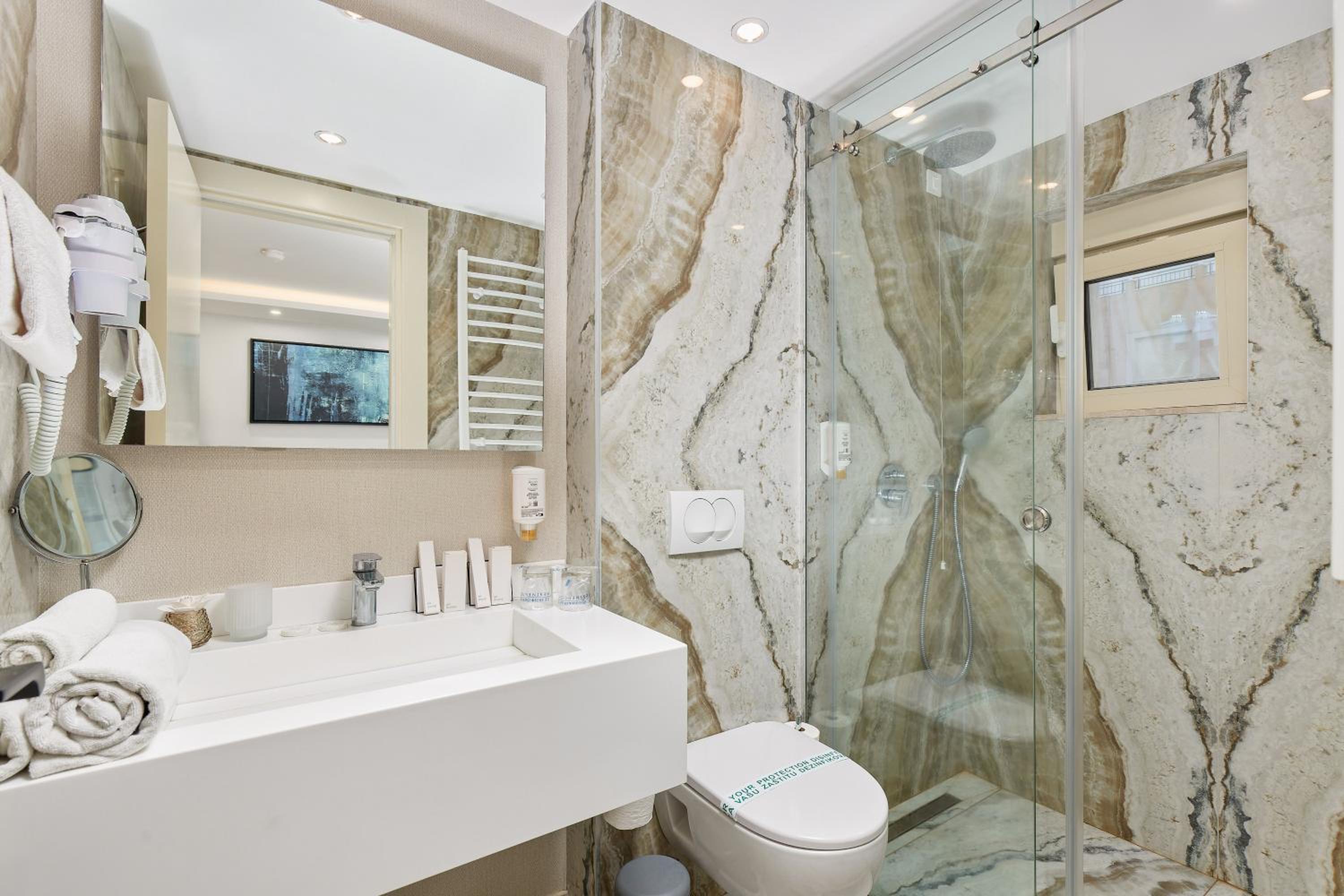 Double or Twin Room - Photo 3