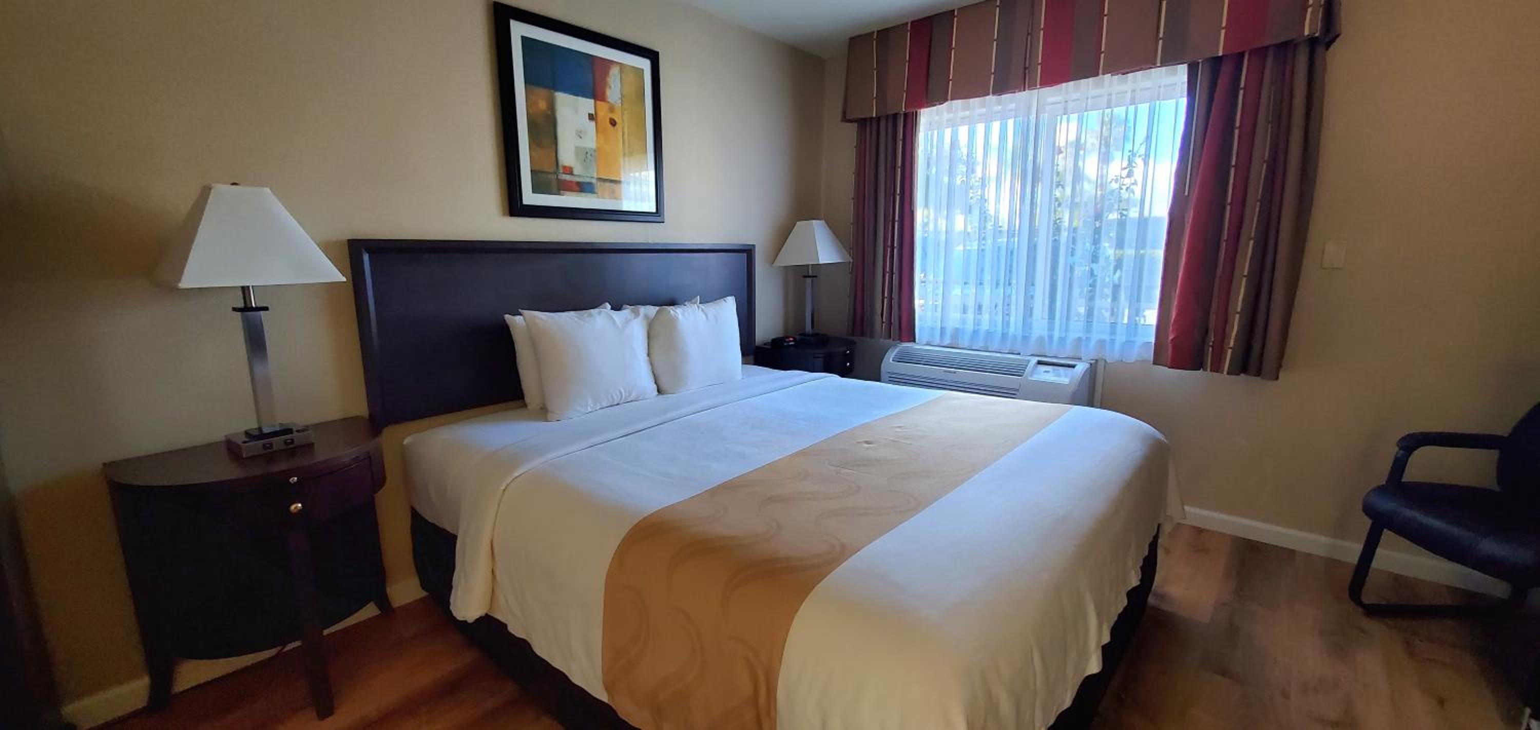 Standard Room, 1 King Bed, Non Smoking - Photo 2