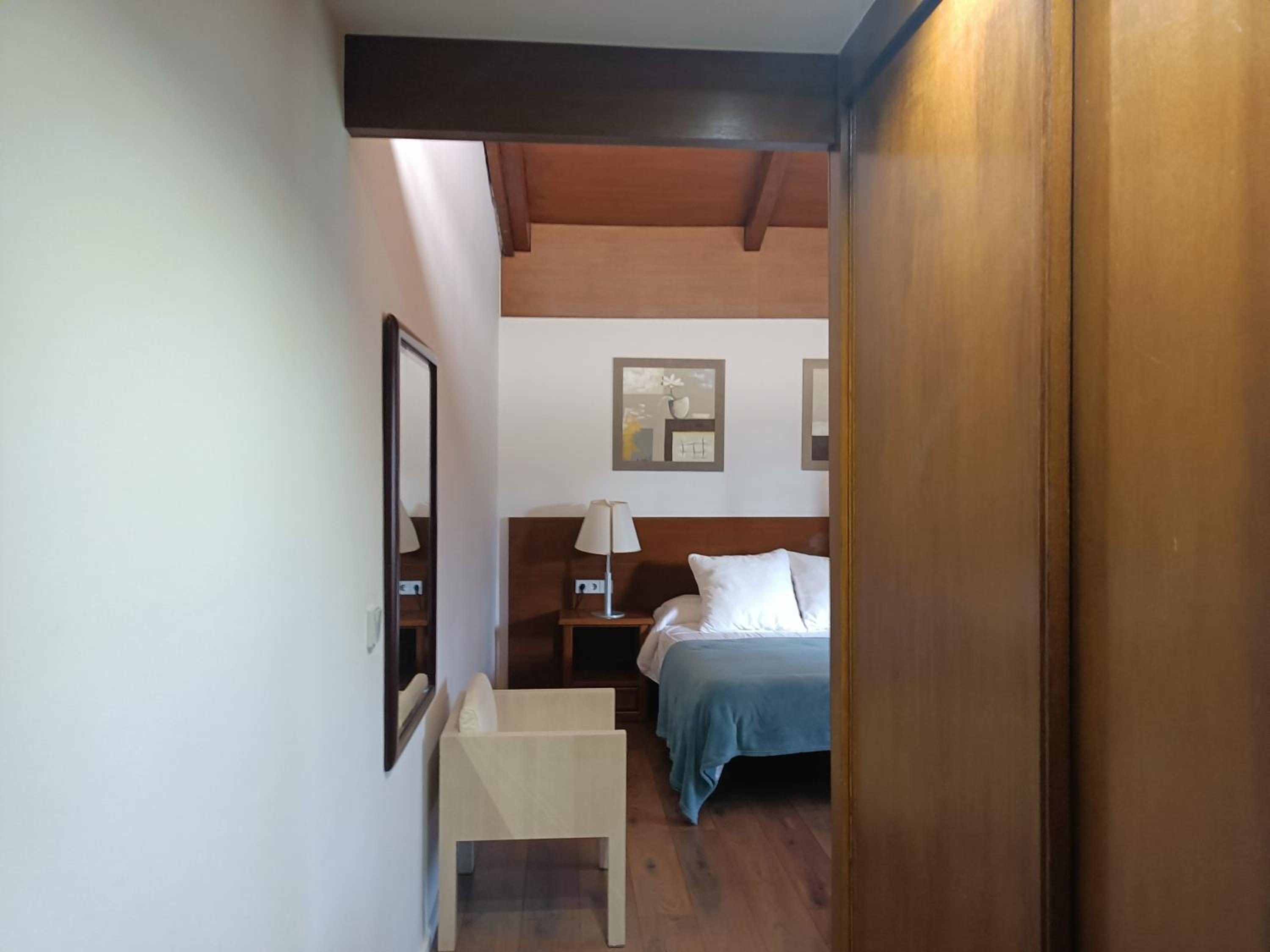 Double Room with Private Bathroom - Photo 14