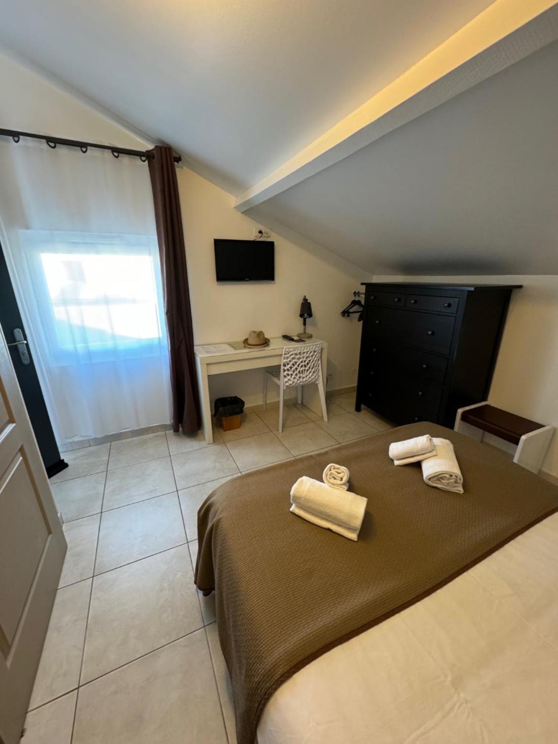 Double Room - Photo 13