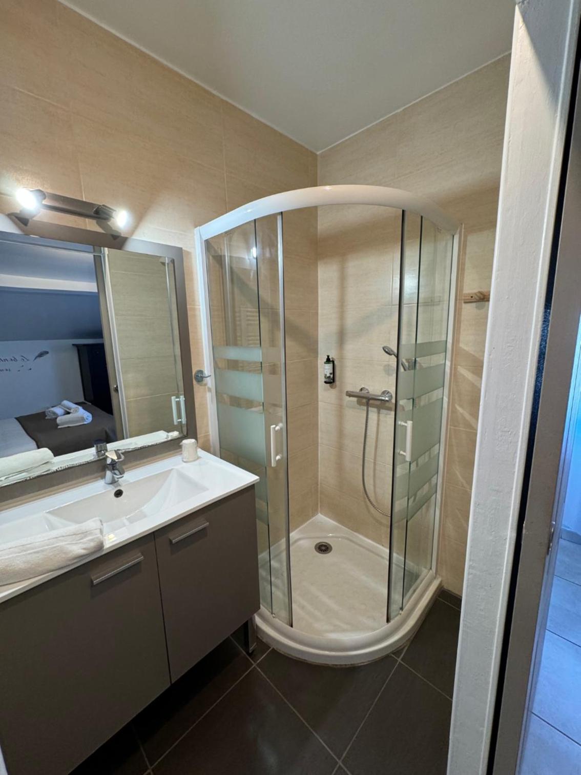 Double Room - Photo 12