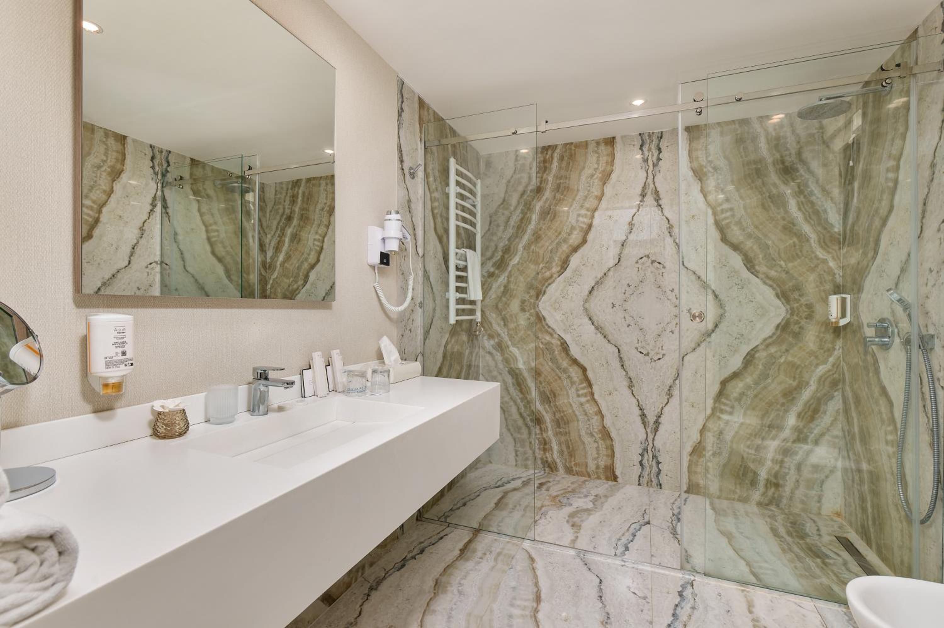 Double or Twin Room - Photo 10