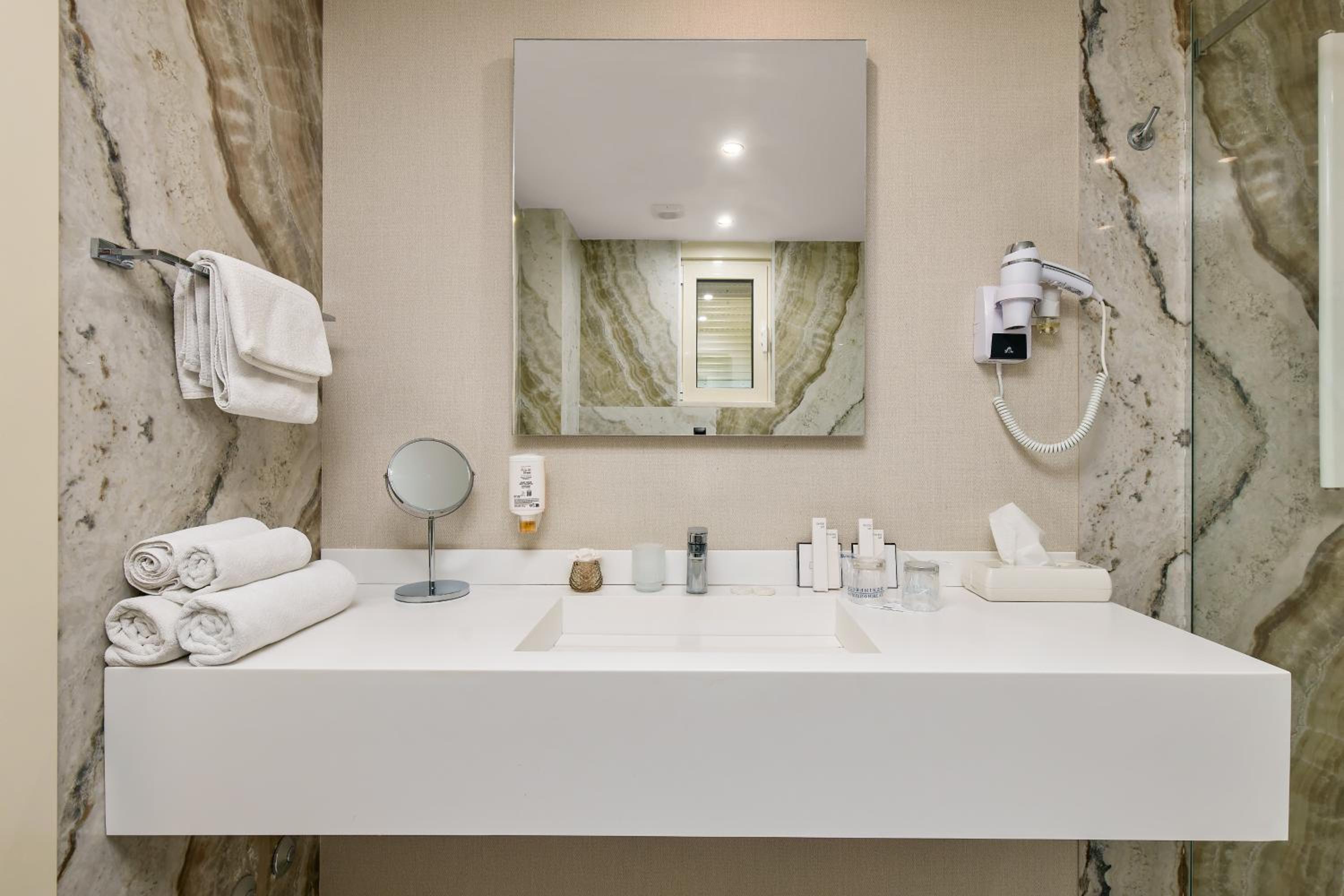 Double or Twin Room - Photo 9